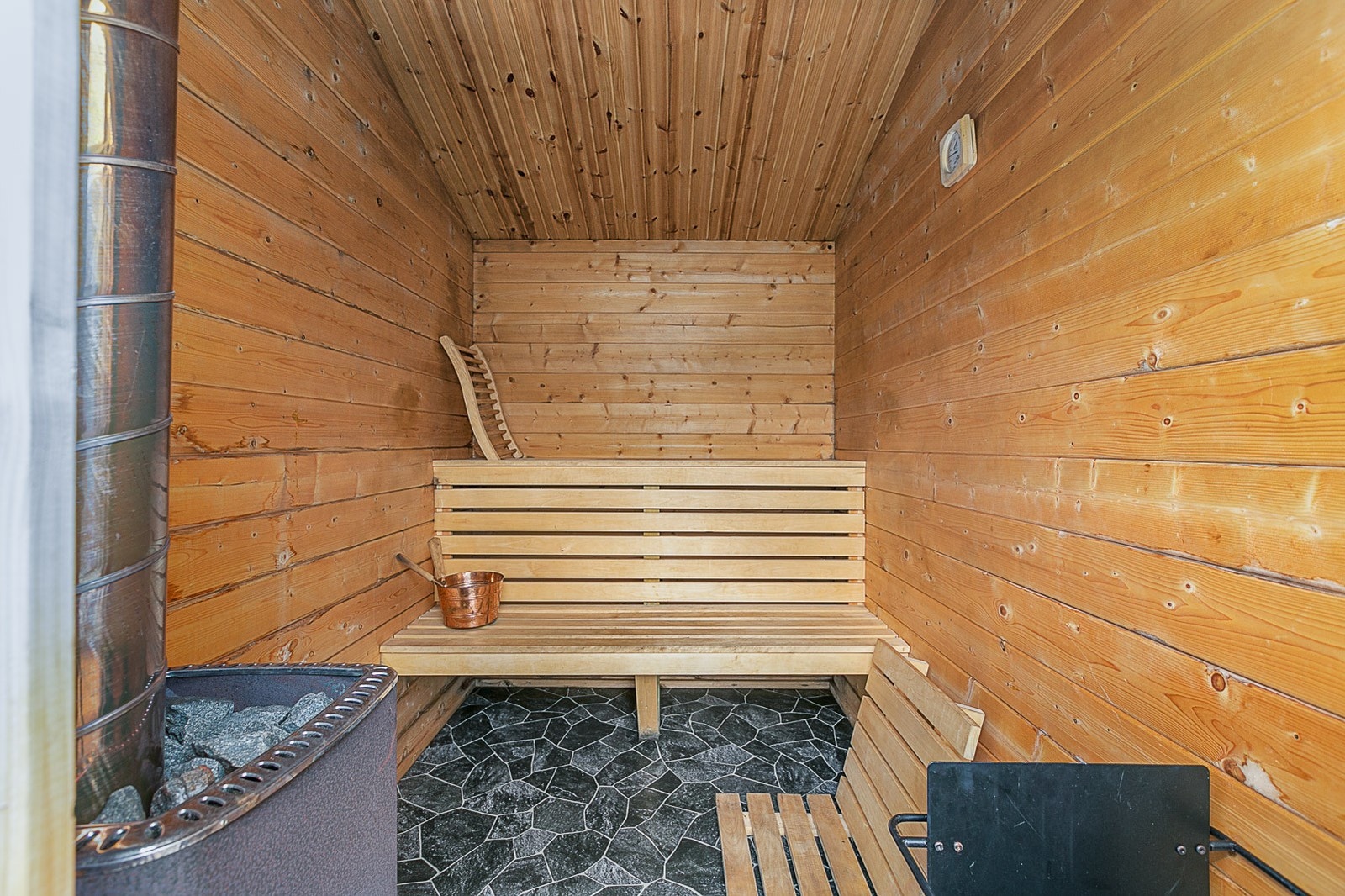 Vedfyrt badstue i sjå. Galleribilde