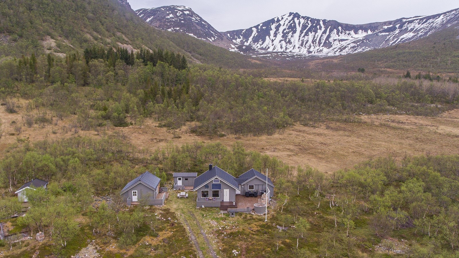Fra hytta kan man spasere rett ut i skog og mark. Galleribilde