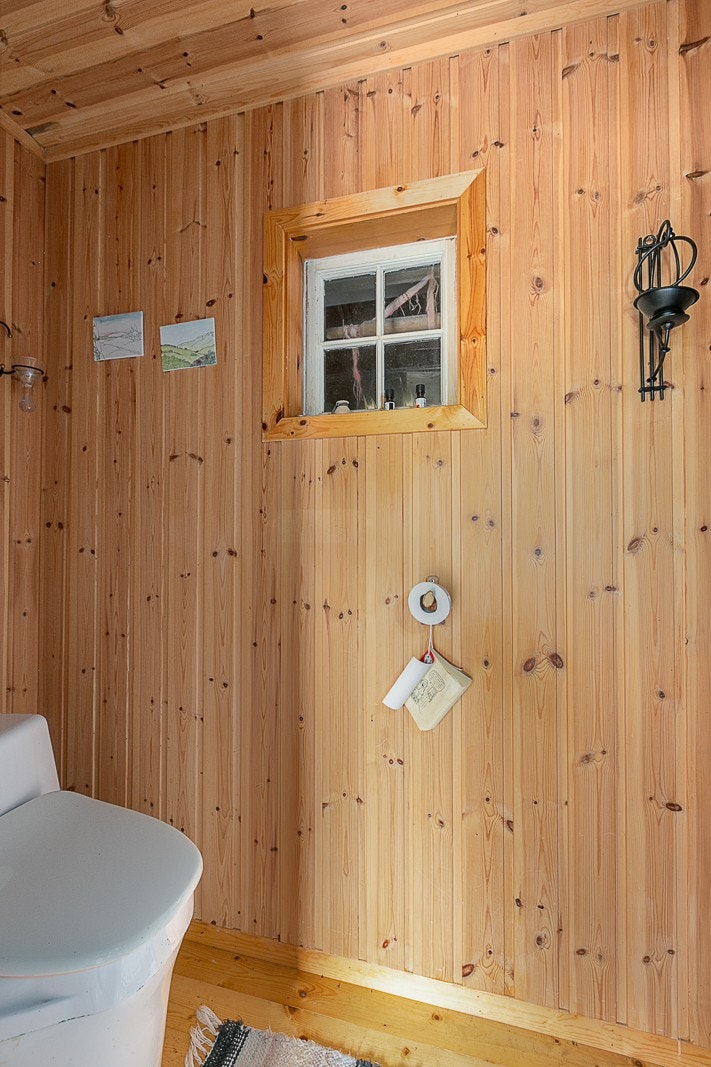 Toalettrom i sjå. Galleribilde