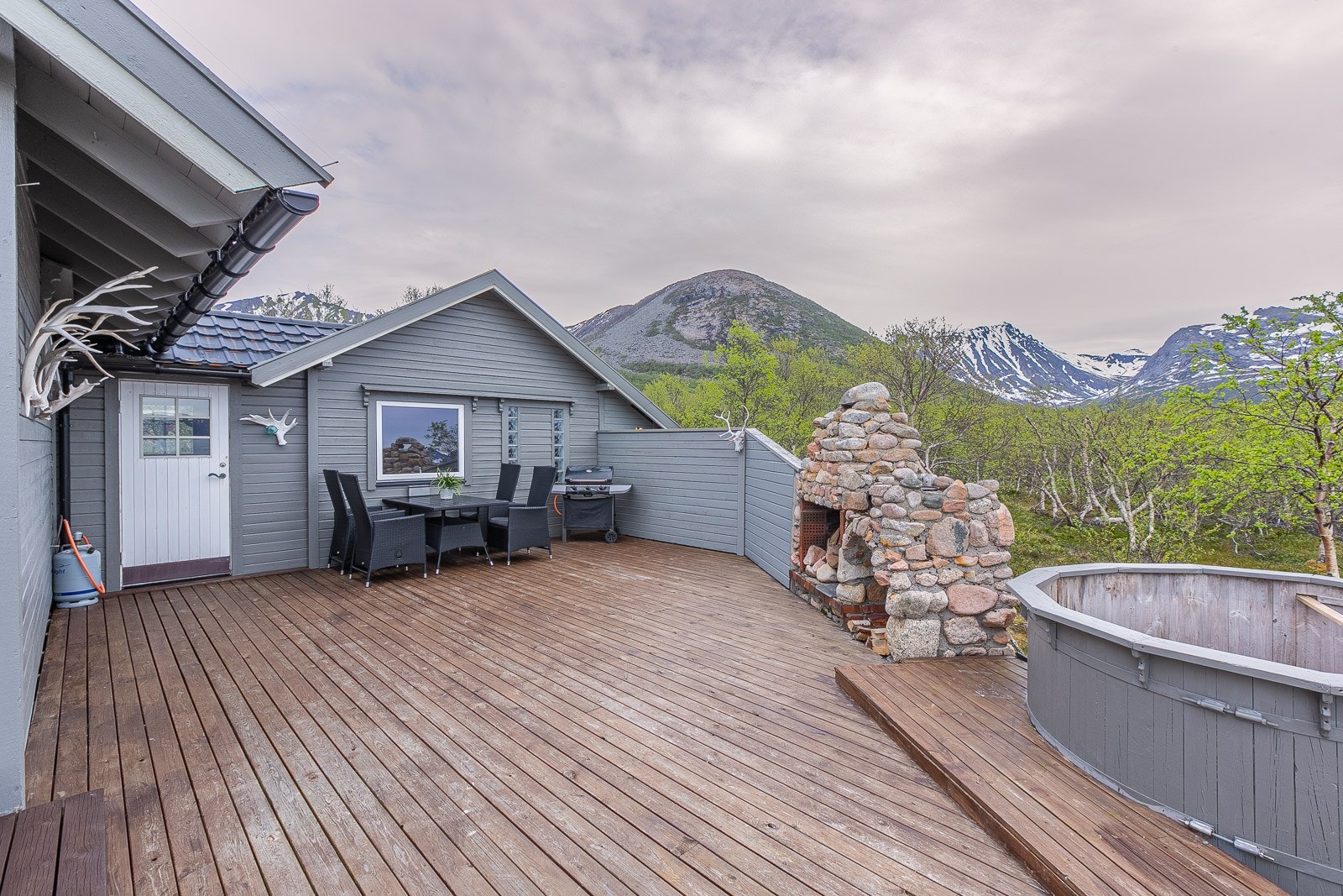Stor platt med grillplass og vedfyrt stamp. Galleribilde