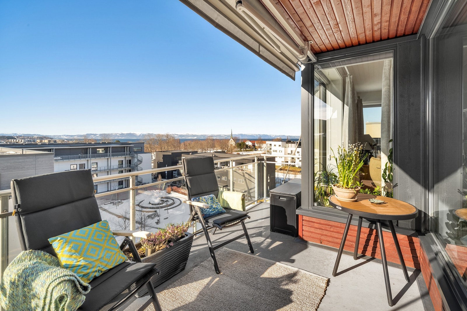 Det er montert markise på balkongen, og man har god plass til utemøblement og grill e.l. Galleribilde