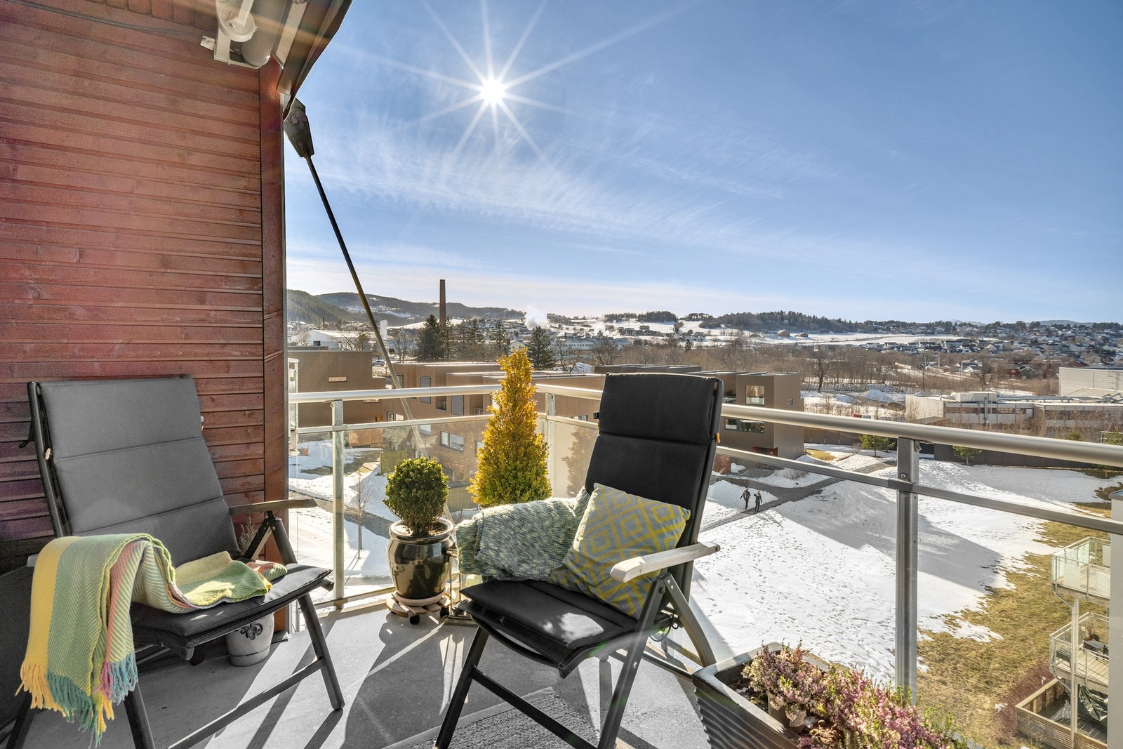 Balkongen er på ca. 11 kvm, og her nyter man glimrende solforhold fra i 13-tiden til solnedgang i 23-tiden på sommerstid. Galleribilde