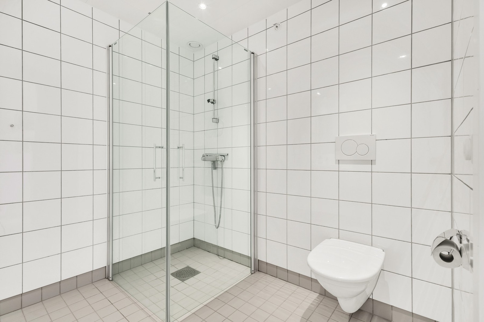 Også badet har fått TG1 på samtlige punkter. Dusjhjørne med innfellbare glassvegger og vegghengt WC. Galleribilde