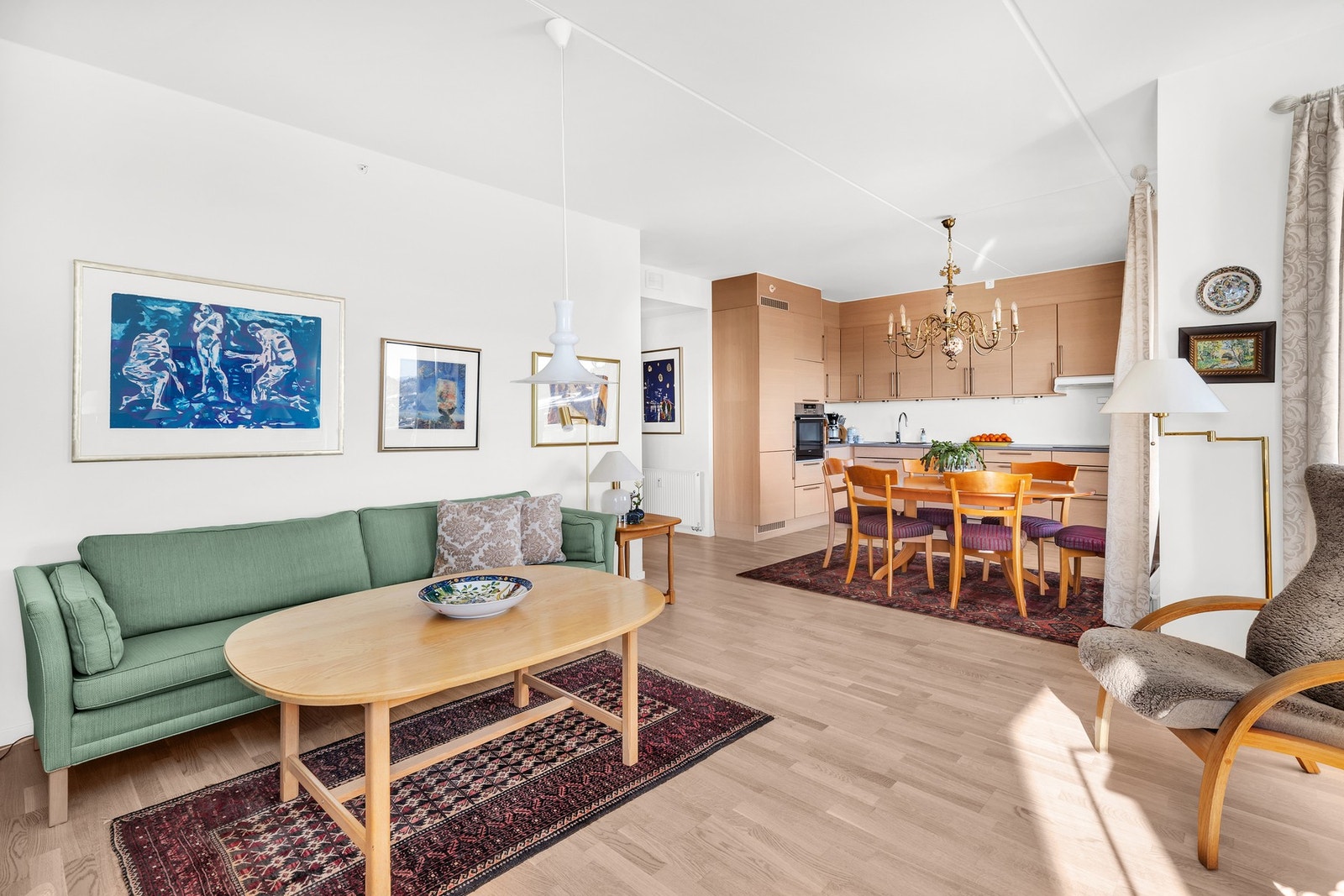 Leiligheten har kun hatt én eier siden den sto ferdigstilt, og det er tydelig at dagens eiere har tatt godt vare på den. Dette bekreftes også i tilstandsrapporten hvor de fleste punkter har fått TG1. Galleribilde