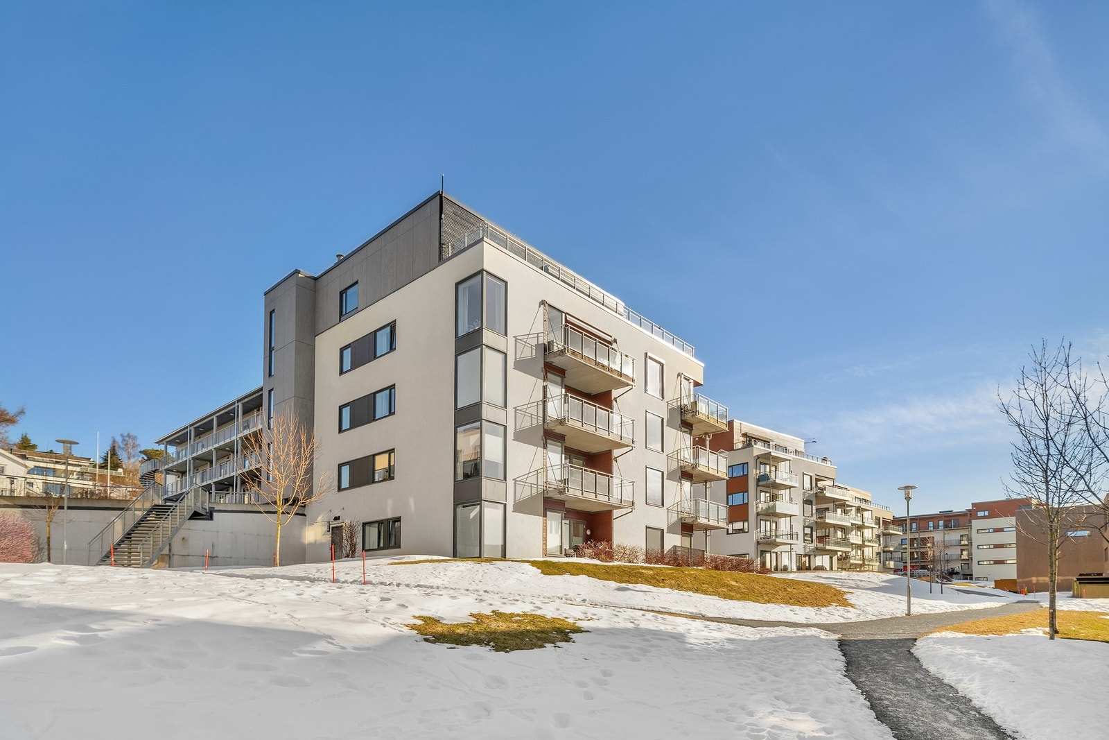 Her ligger man tilbaketrukket til fra trafikk. Det er også verdt å merke seg at leiligheten ligger i 3. etasje over sokkel, som i praksis betyr at leiligheten oppleves som å ligge i 4. etasje. Galleribilde