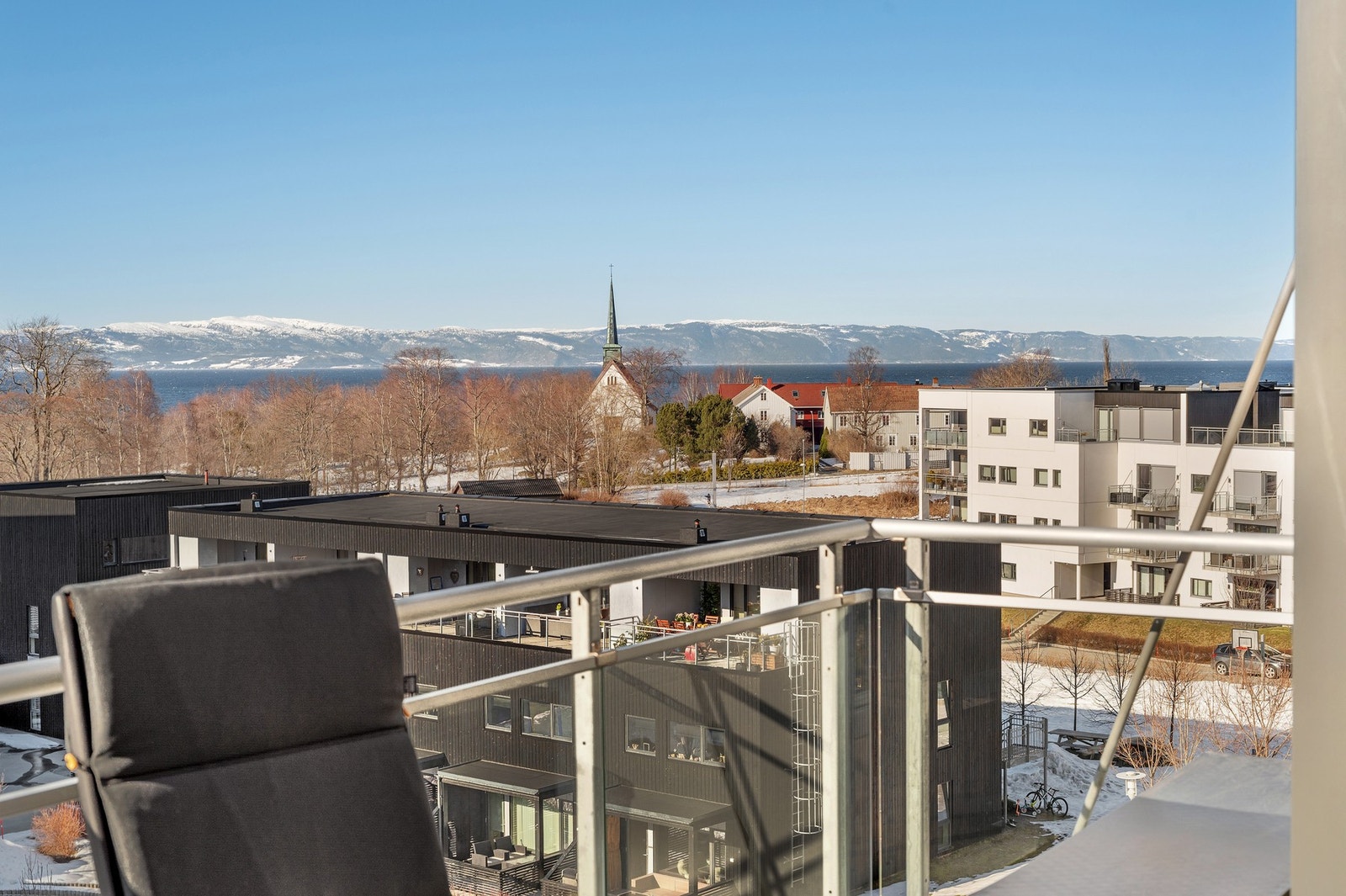 Leiligheten har en av områdets desiderte beste beliggenheter; her nyter man en uhindret utsikt mot fjorden og Fosenalpene. Galleribilde