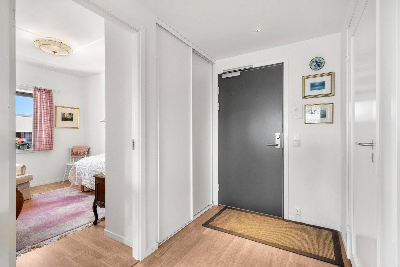 Entré med callinganlegg og skyvedørsgarderobe. Svært praktisk bod på 4,5 kvm inn dør til høyre i bildet. Galleribilde