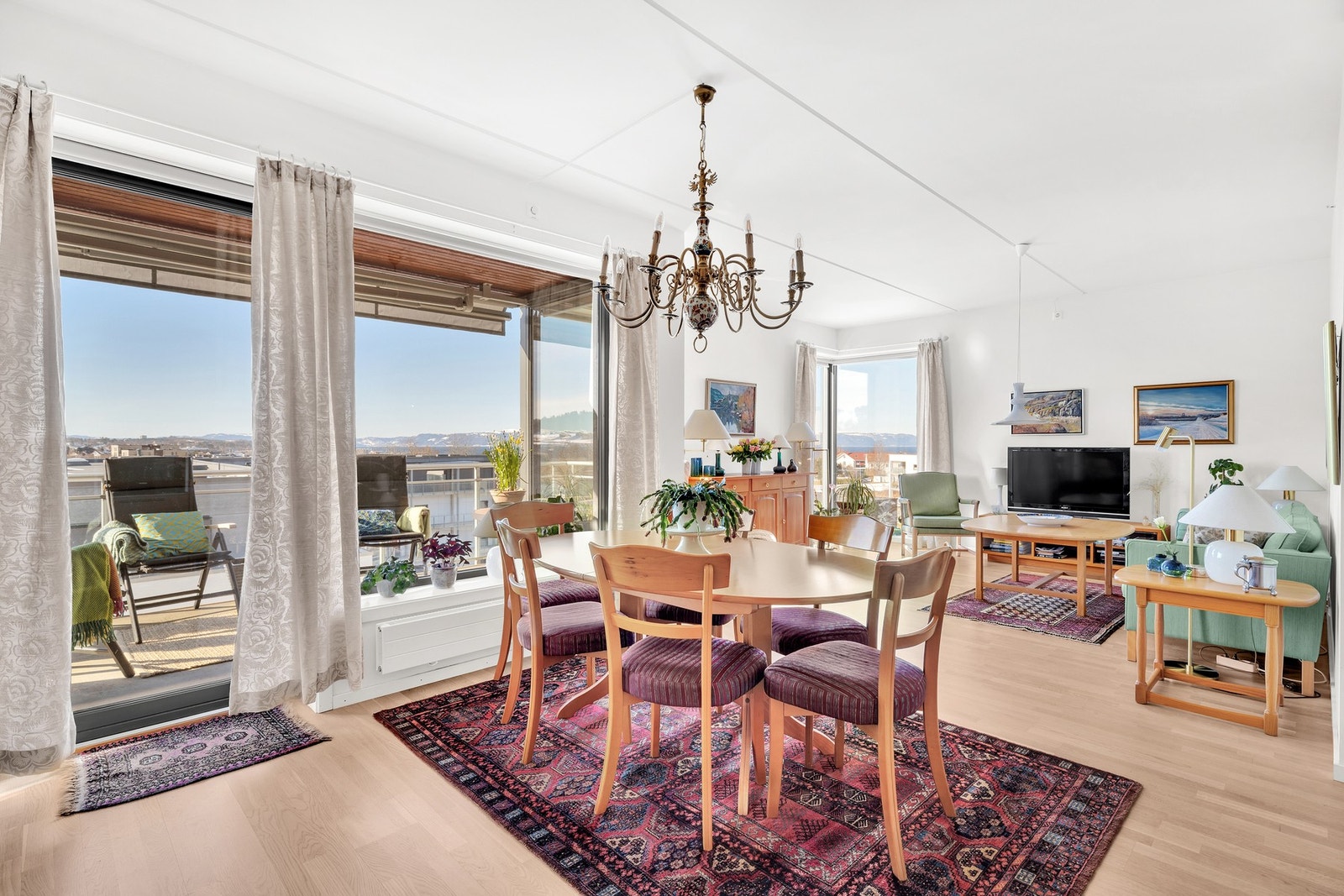 Herfra er det utgang til den vestvendte balkongen. Det er montert solskjerming på stue/kjøkken. Galleribilde