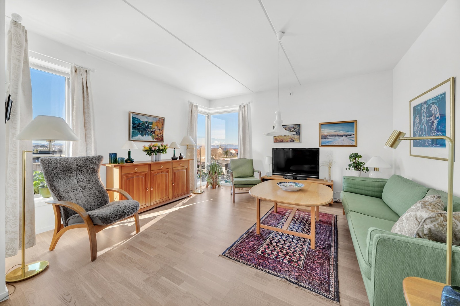 Store vindusflater er en gjenganger i boligen, og sammen med en god takhøyde på 260 cm får man en god romfølelse. Galleribilde