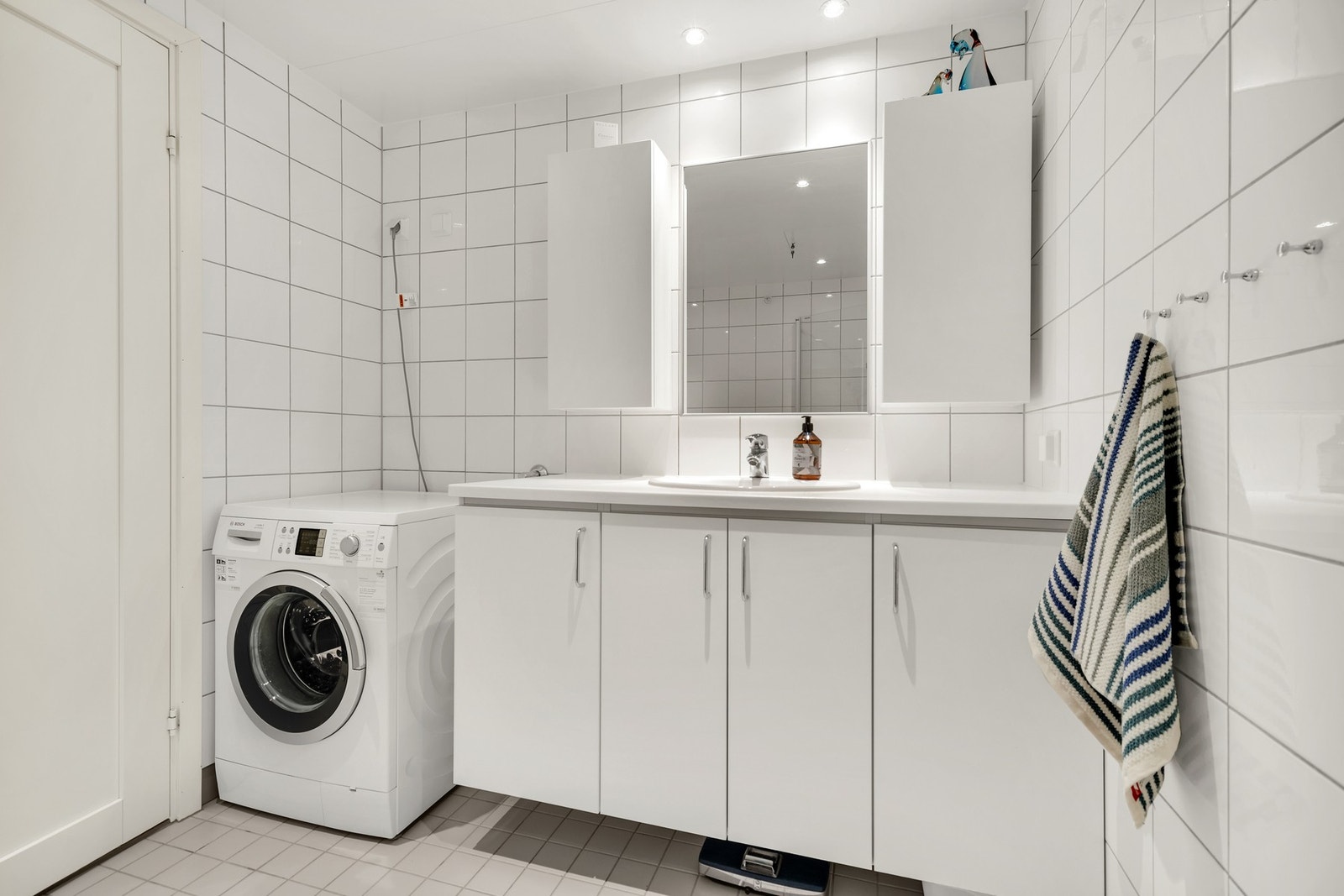 Leiligheten har et lyst og flislagt bad på i underkant av 6 kvm. Varmekabler i gulv. Galleribilde