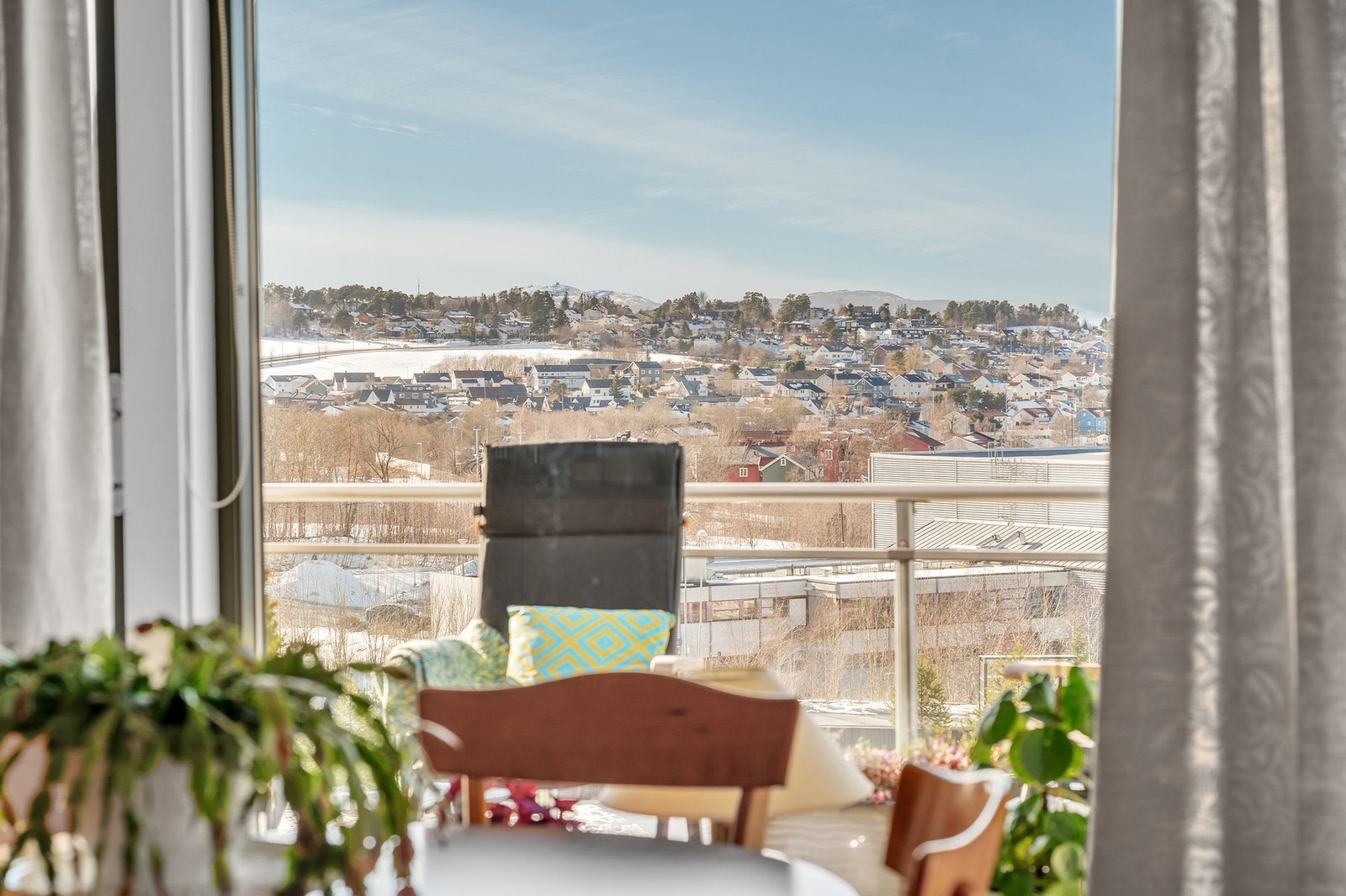 Fra spisebordet nyter man en herlig utsikt mot Ranheim og Gråkallen, samt fjorden/Fosenalpene. Galleribilde