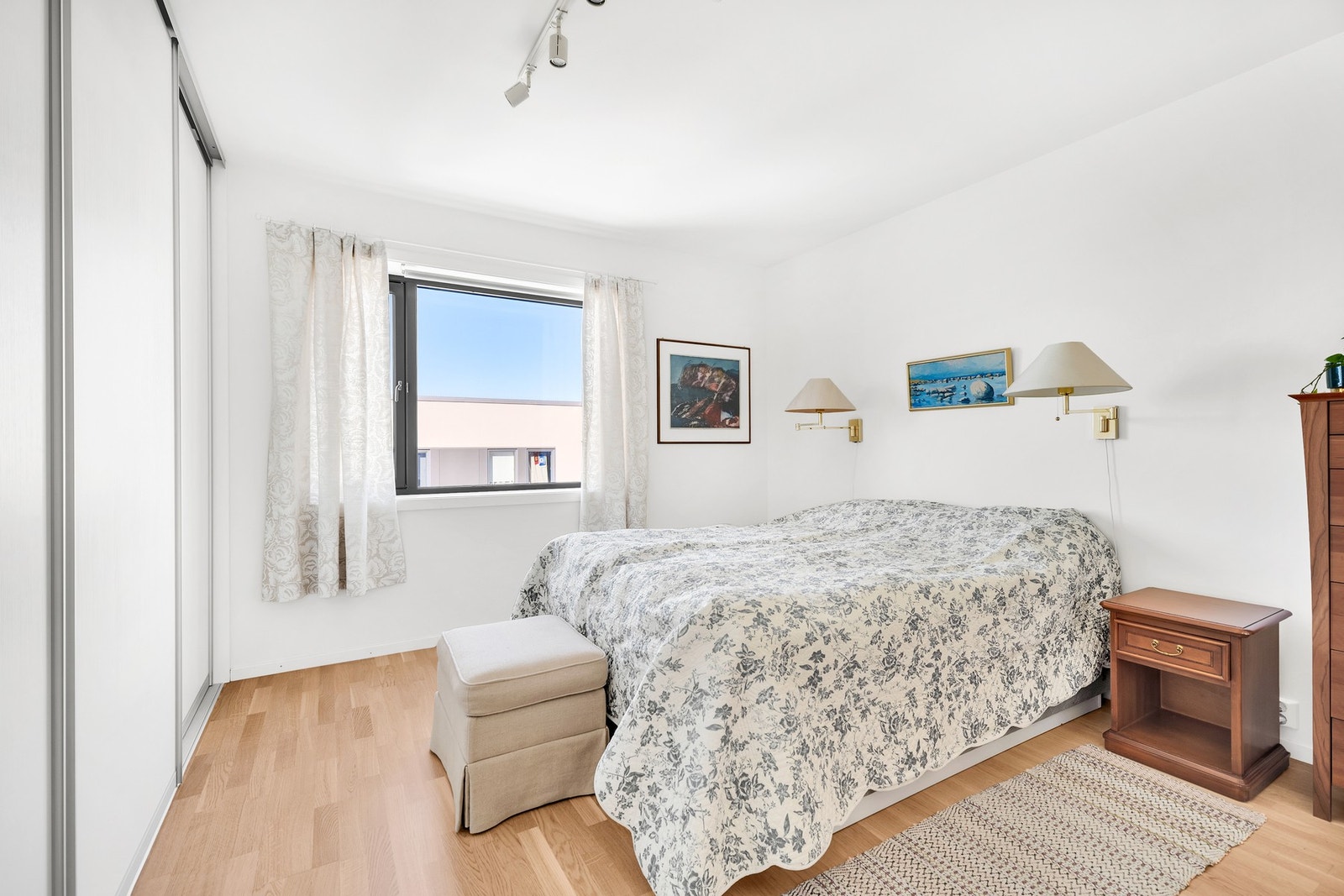 Leilighetens hovedsoverom er på hele 15 kvm, og har god plass til stor dobbeltseng. Mye lagringsplass i stor skyvedørsgarderobe. Galleribilde
