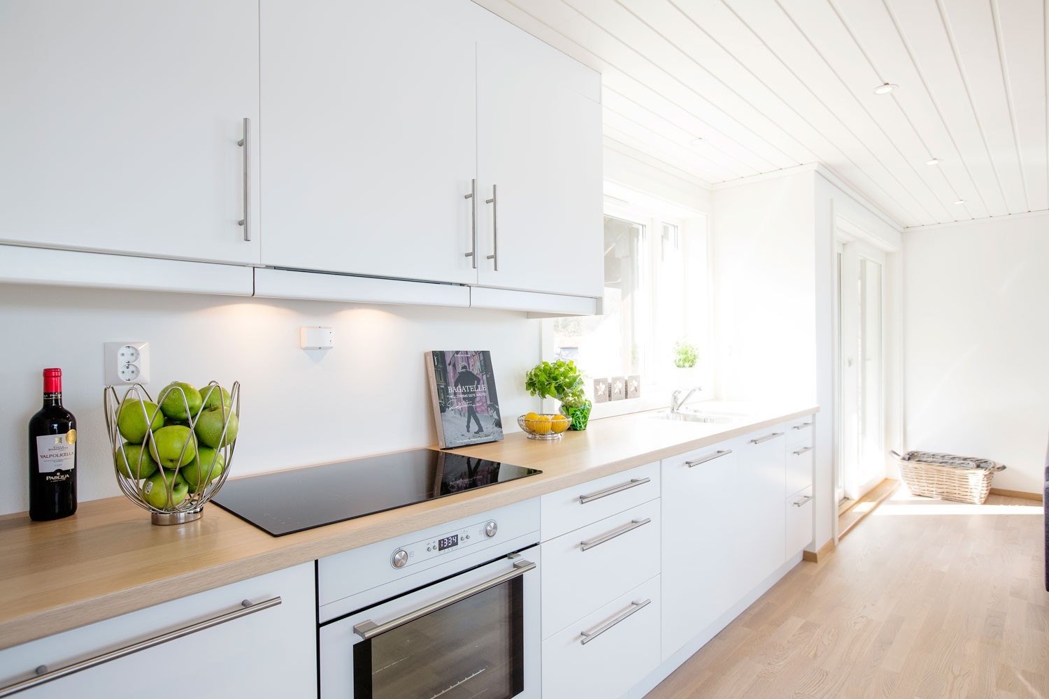 Kjøkken leveres fra Bjerk Trevare. Bilde tatt fra ferdig hytte Galleribilde