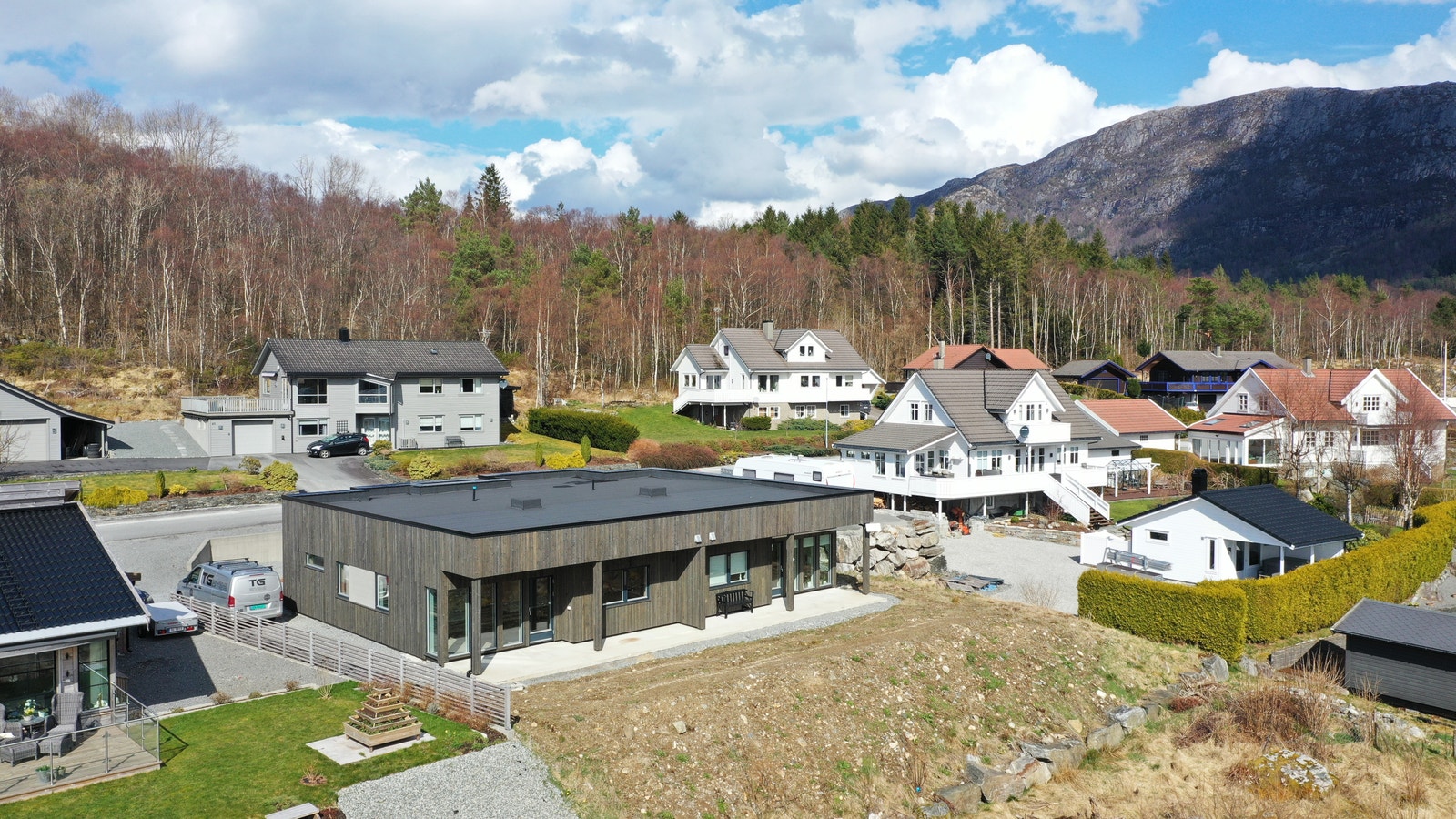 Nydelig vedlikeholdsfri bolig med både sjø og fjellutsikt Galleribilde