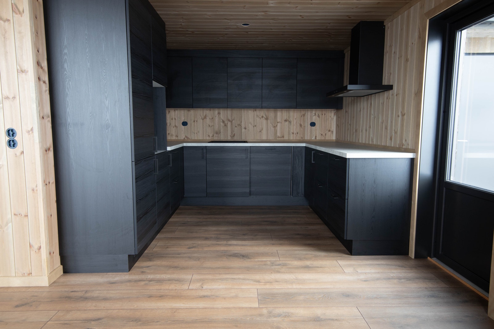 Strai kjøkken Sort Femunden Galleribilde