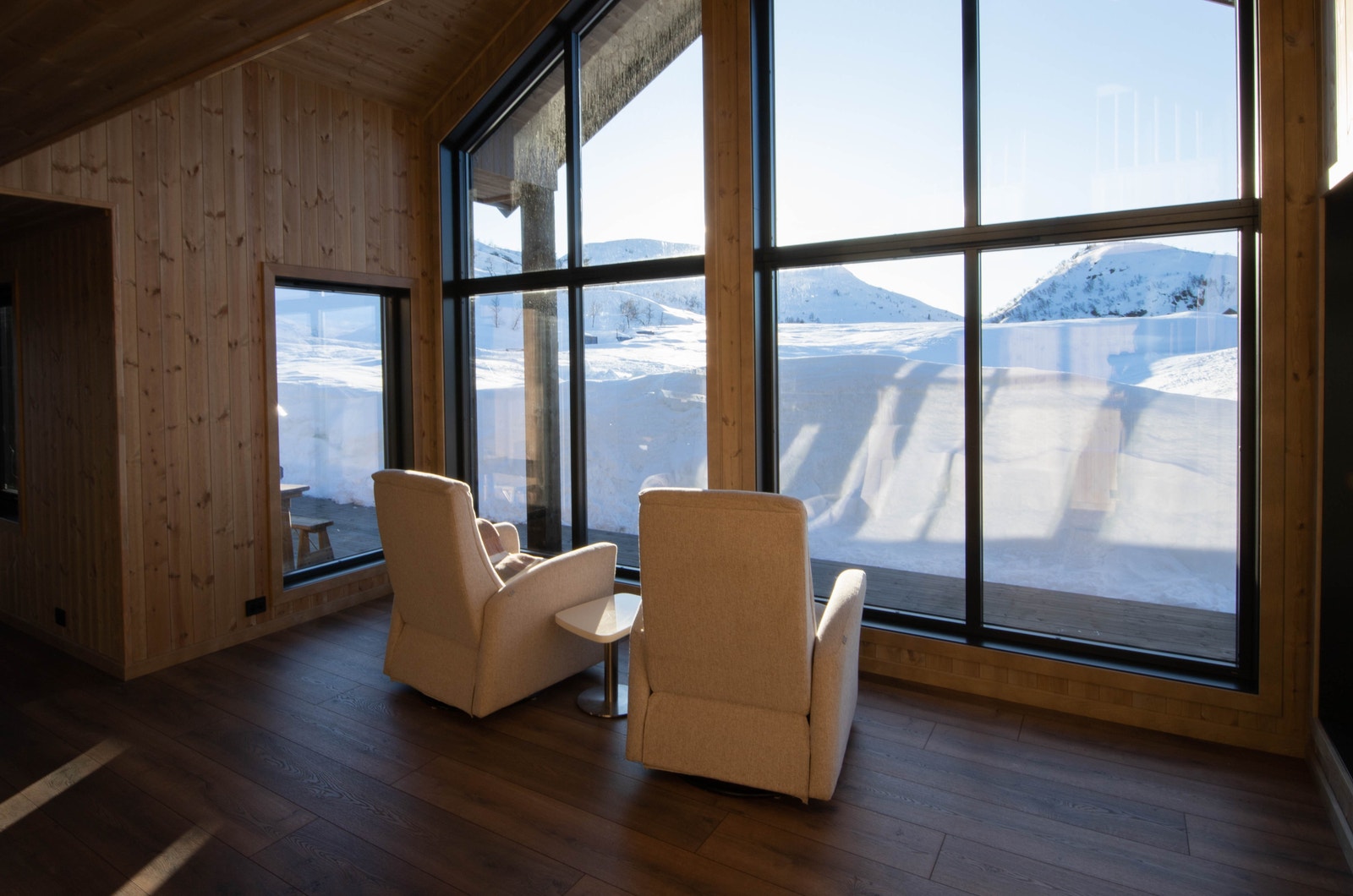 Solnedgang 27, mars, kl. 19:00. En uke senere er den kl. 20:00
Høysommer ca. kl. 22:15 bak Gråfjell over Kvernevatn. Galleribilde