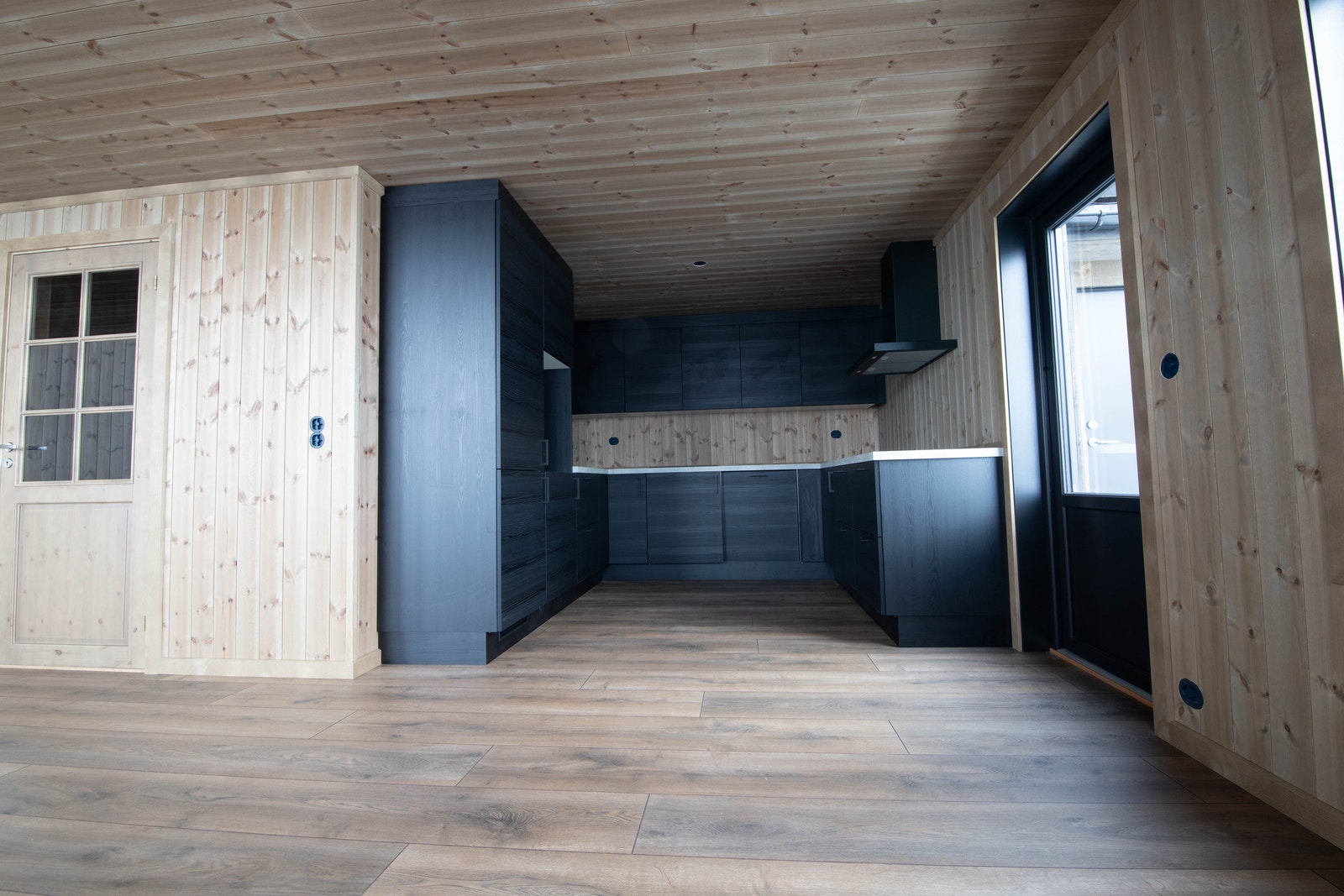 Strai kjøkken Sort Femunden Galleribilde