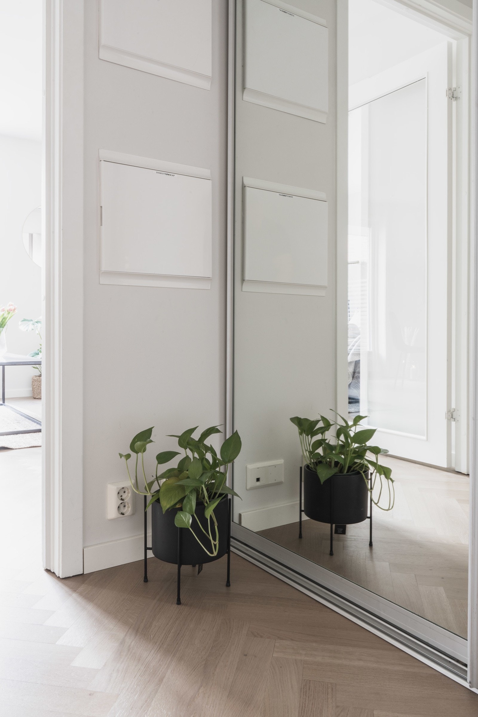 Entré med skyvedørsgarderobe Galleribilde