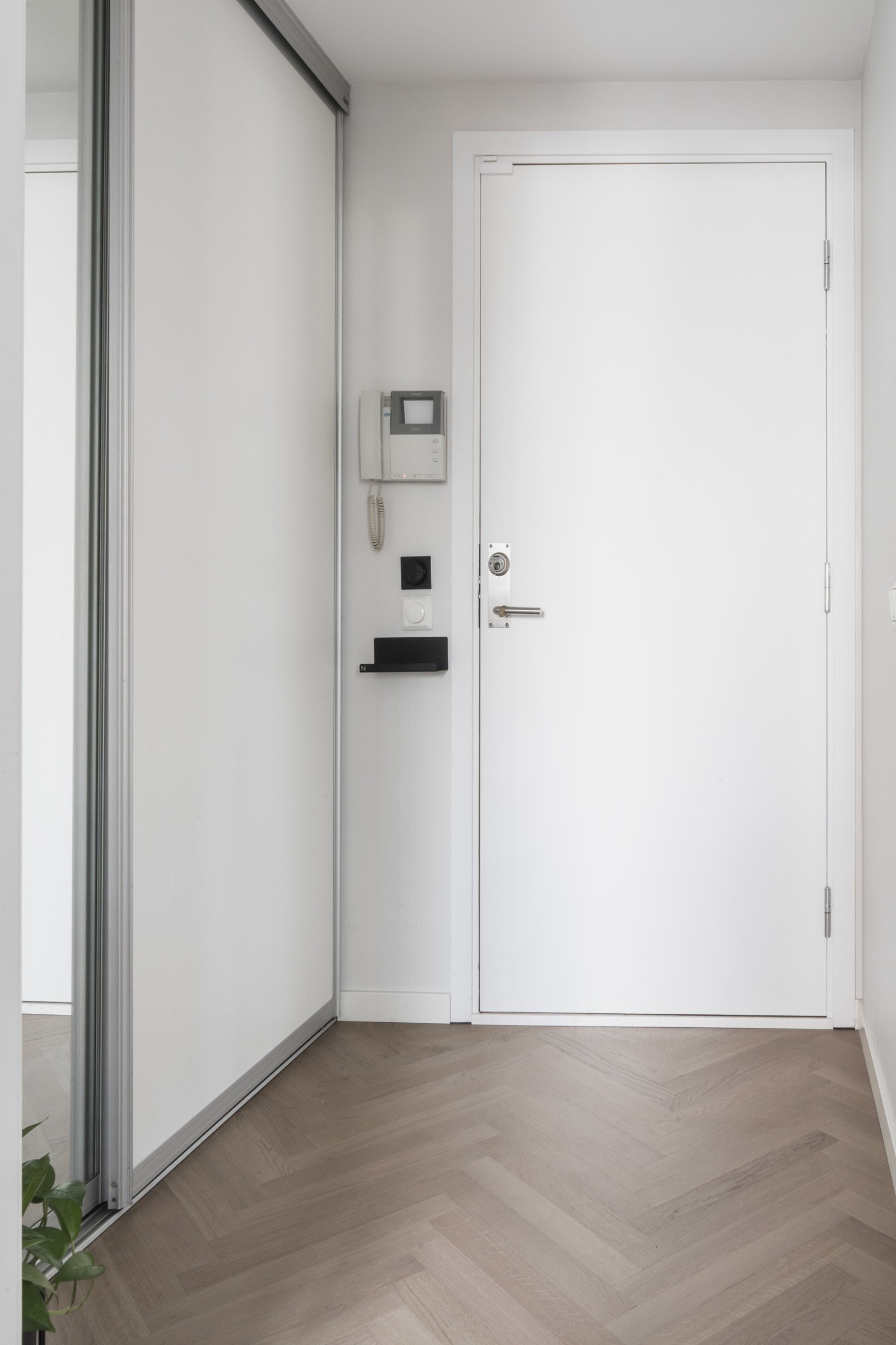 Entré med skyvedørsgarderobe Galleribilde