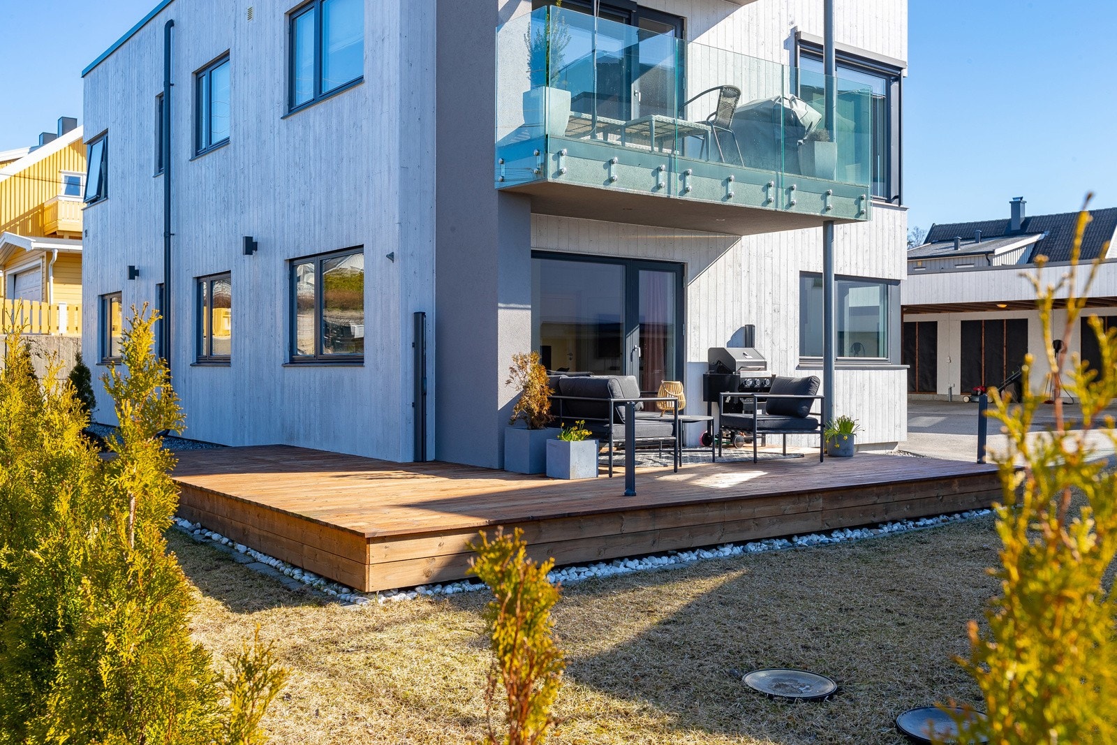 Delvis tak over uteplass - med downlights Galleribilde