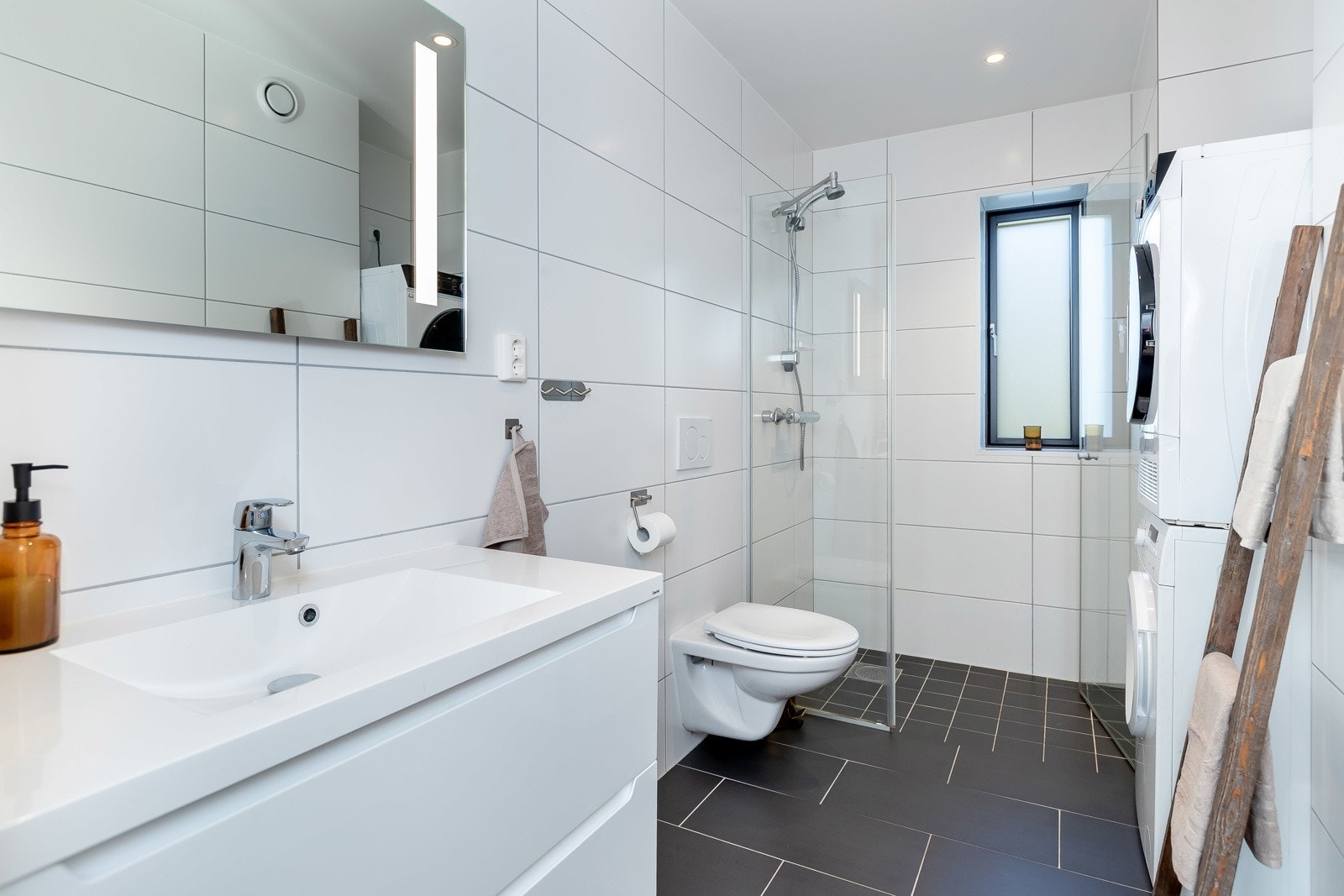Pent, flislagt bad/WC med plass til vaskemaskin/tørketrommel Galleribilde