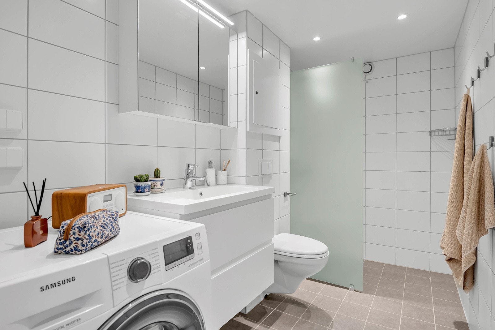 Badet ble pusset av borettslaget i 2018, hvor det ble lagt fliser på gulv og vegger, gulvvarme og downlights i tak. Galleribilde