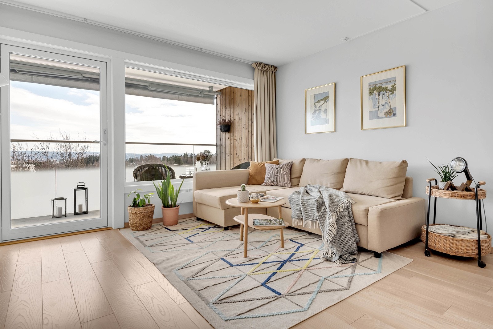 Stuen gir deg plass til koselig tv- og sofagruppe, samt spisebord med tilhørende møblement. Galleribilde