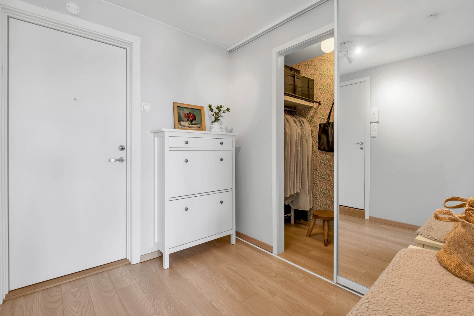 Praktisk og smart løsning i innvendig bod på 2 kvm. Praktisk og smart løsning i innvendig bod på 2 kvm som brukes som garderoberom. Galleribilde