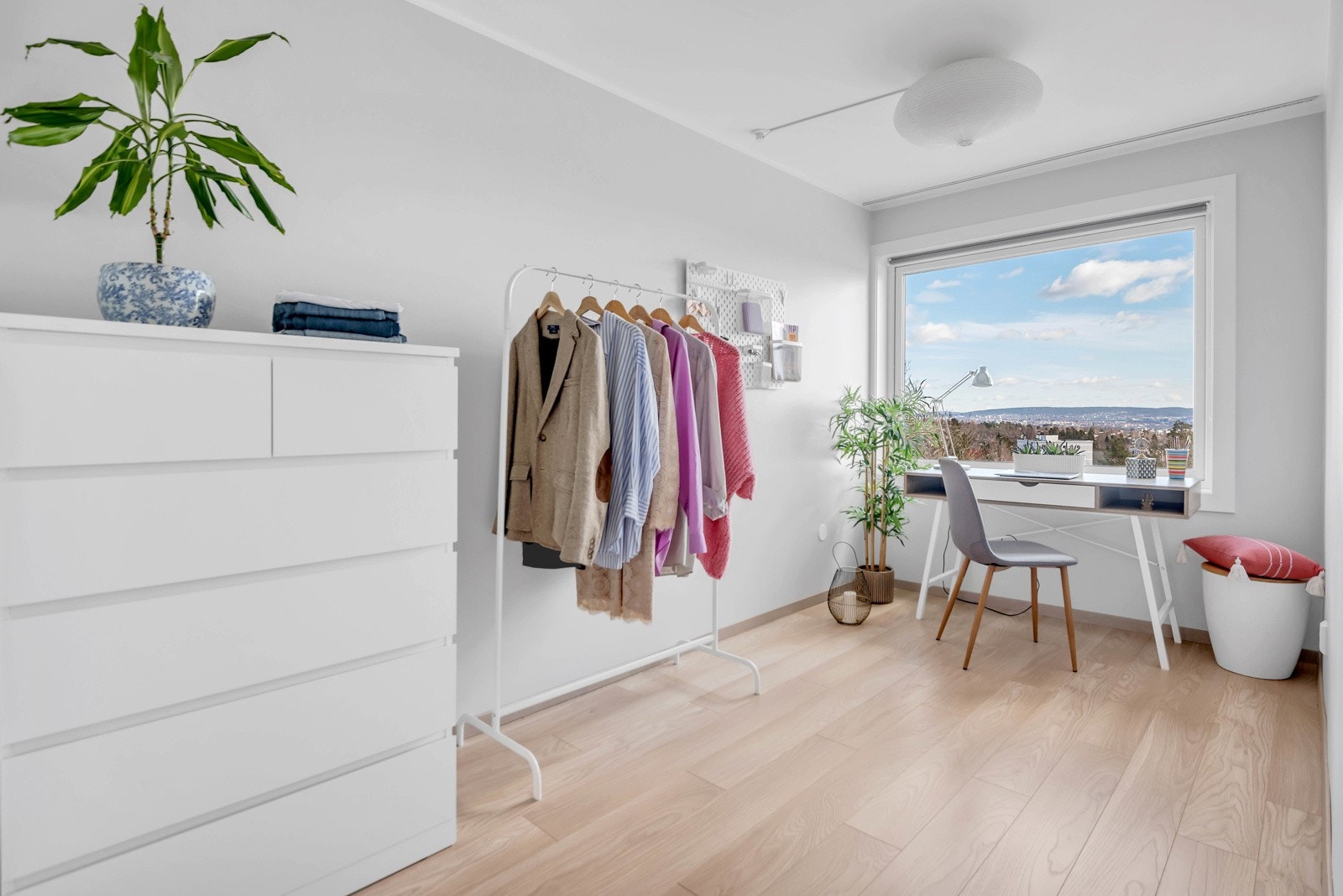 Soverommet er delt i to soner, hvor du på en side har koselig og lun plass for seng, og på den andre siden har plass til f.eks. et hjemmekontor og/eller garderobeløsning. Galleribilde