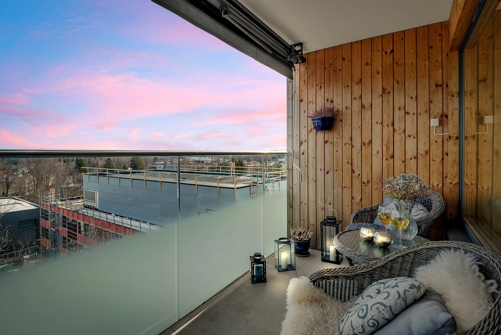 Leiligheten kan by på nydelig, vidstrakt utsikt, god størrelse på rommene og en svært god standard. Galleribilde