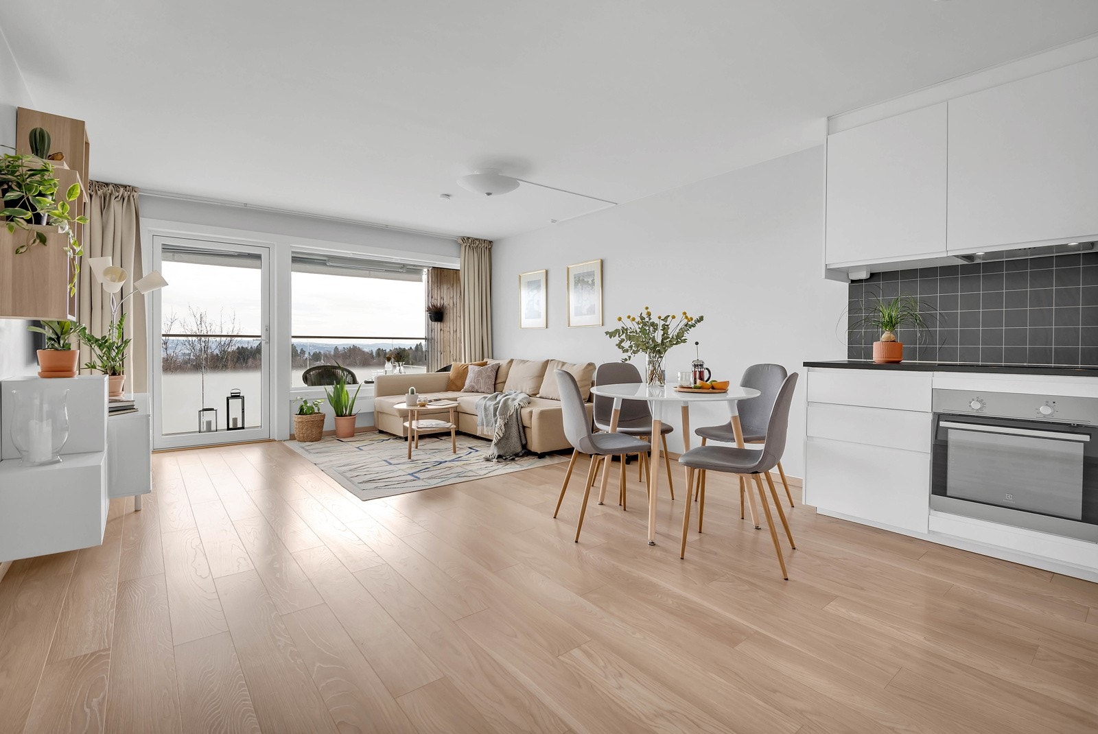 Stuen har en svært god størrelse hvor du har flere møbleringssoner, utgang til balkong og nydelig utsikt. Galleribilde