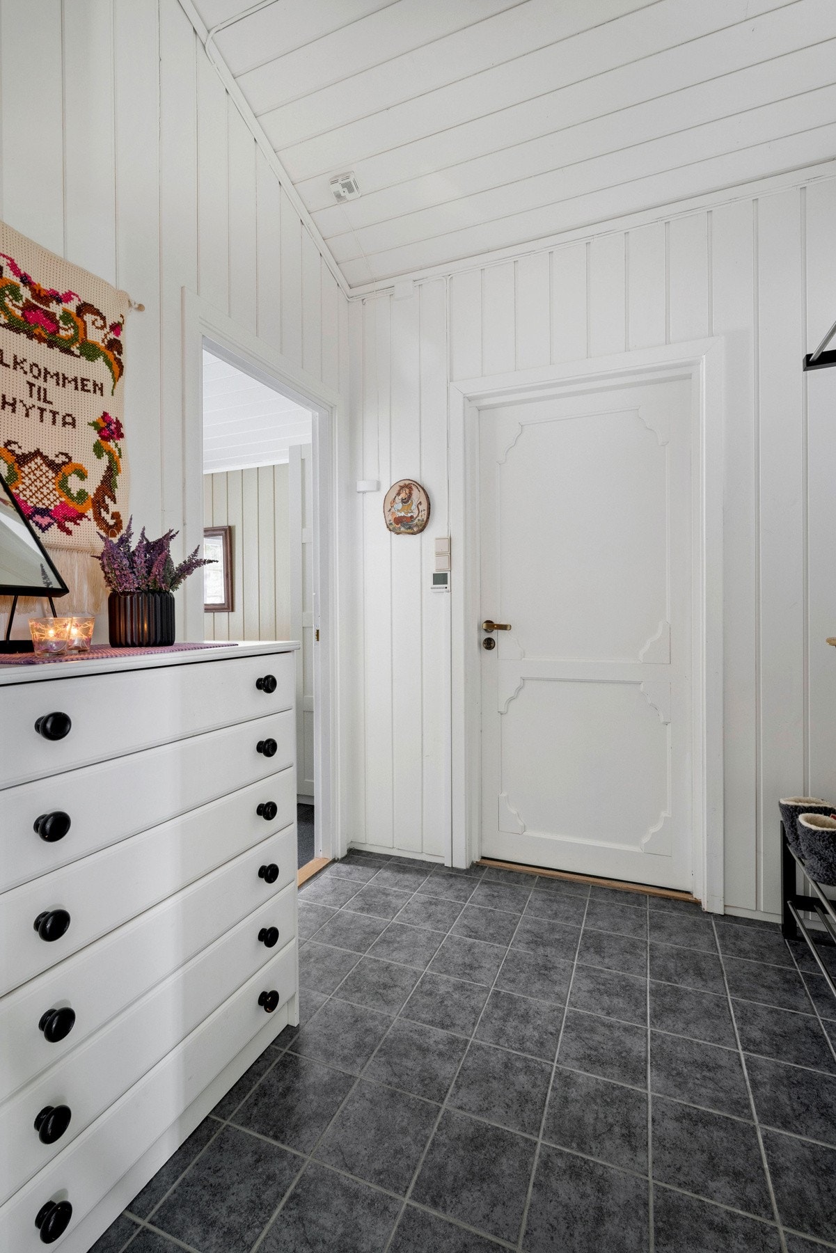 Gang med ekstra plass ti sko og klesheng. Galleribilde