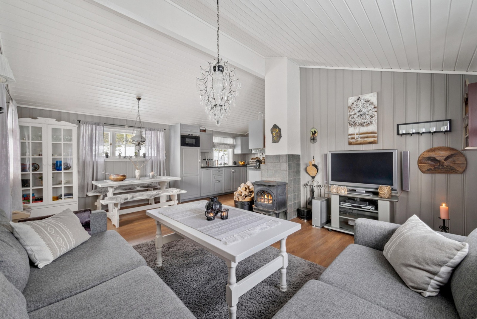 Store vindusflater som bidrar til naturlig lysinnslipp og Vedfyring som hyggelig oppvarming. Galleribilde