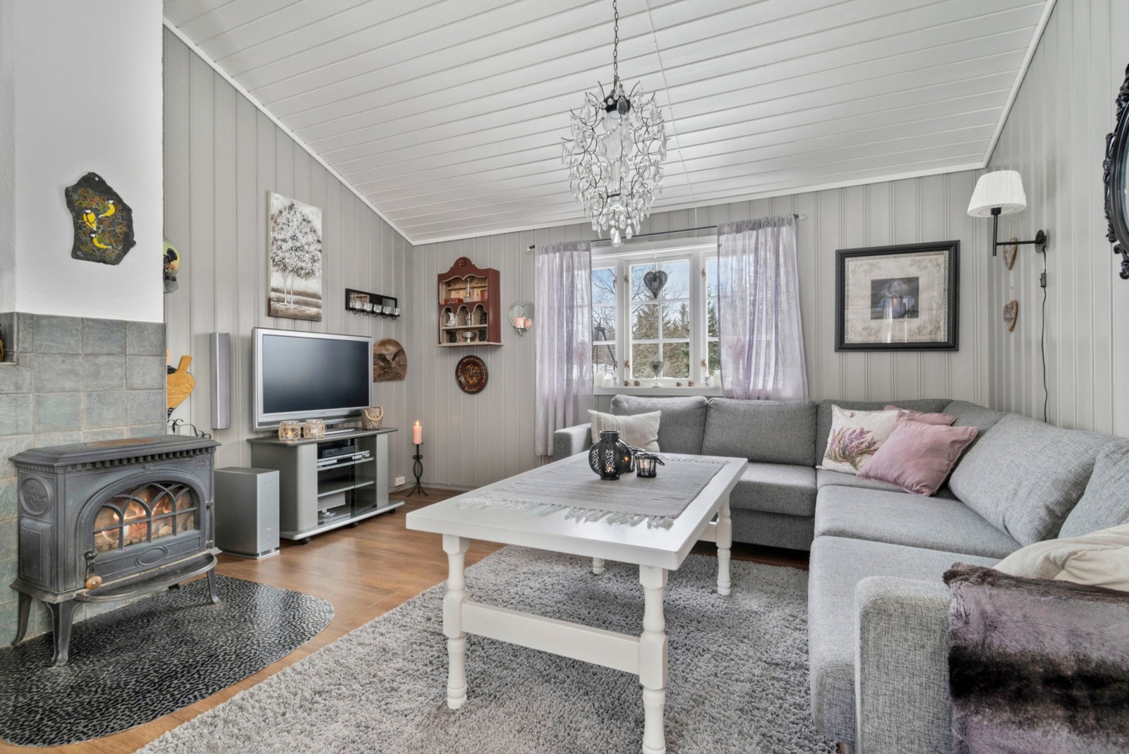 Hytten er malt i lyse og fine farger med gode oppholdsrom for hele familien. Galleribilde
