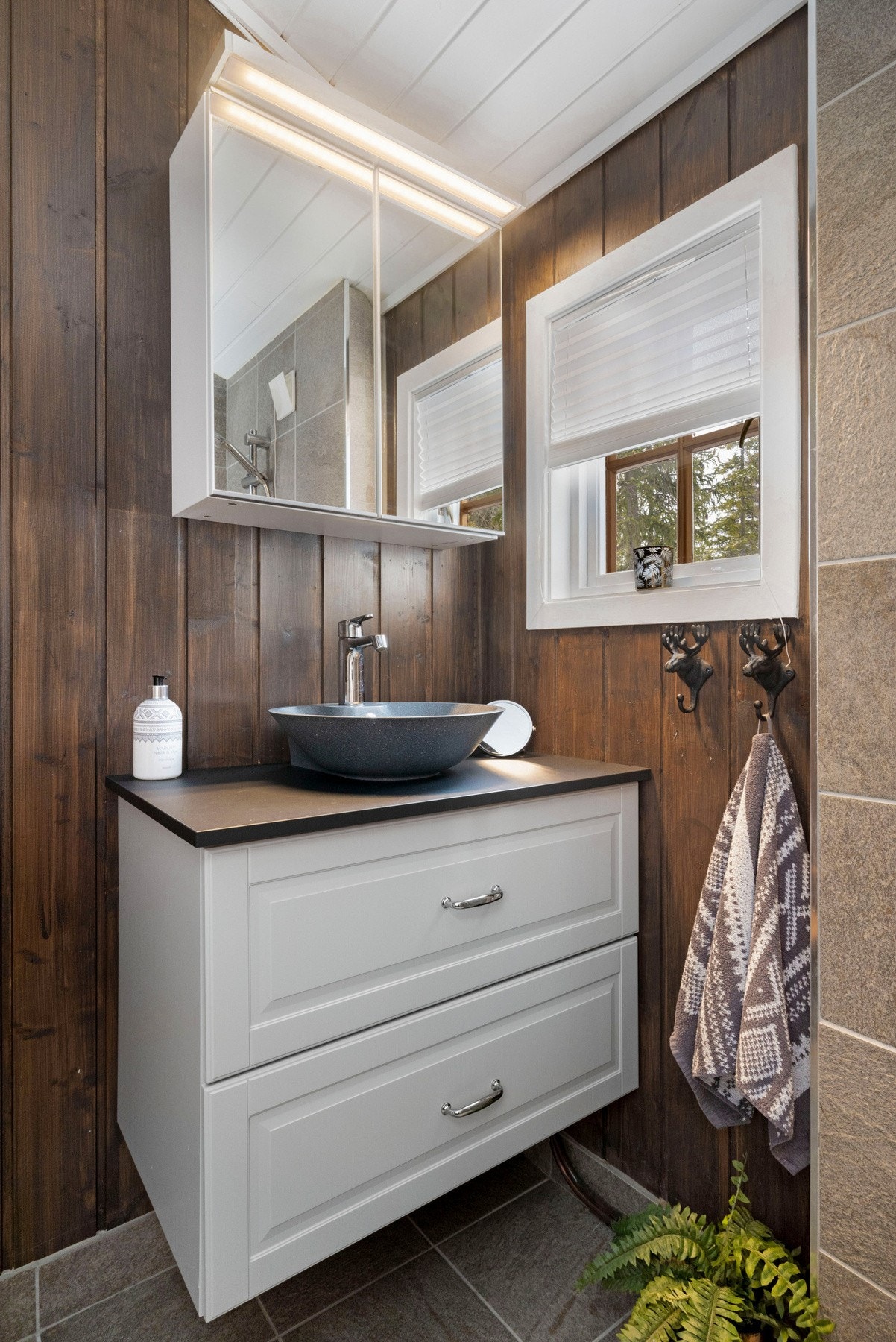 Badet er fra 2018 og har innredning med servant og dusj. Galleribilde