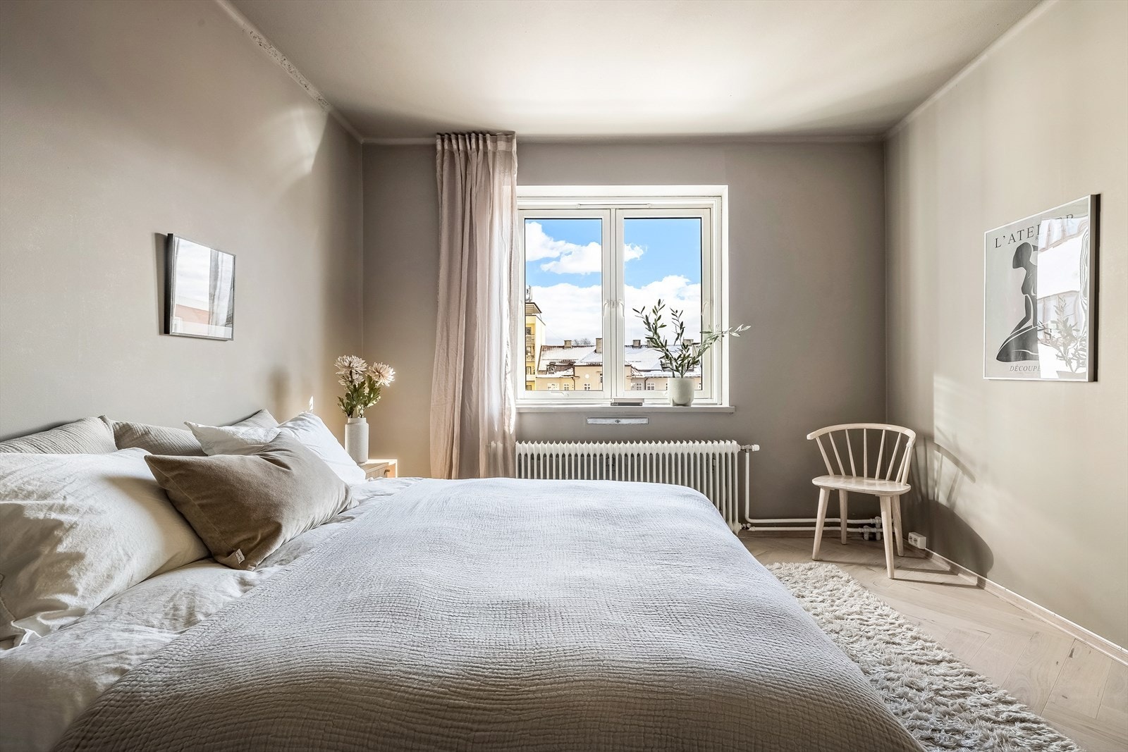 Her har du rikelig av muligheter for oppbevaring og garderobeskap. Galleribilde