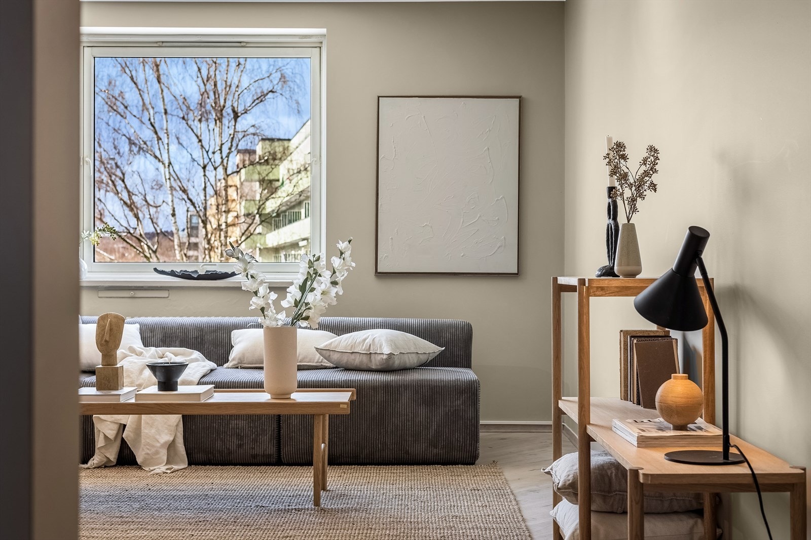 Fra gangen har du adkomst til en luftig stue med store vindusflater. Galleribilde