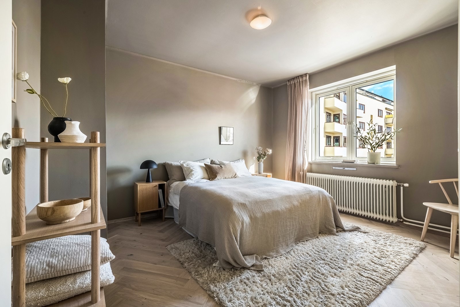 Hovedsoverom av stor størrelse. Her har du plass dobbeltseng og tilhørende møblement. Galleribilde