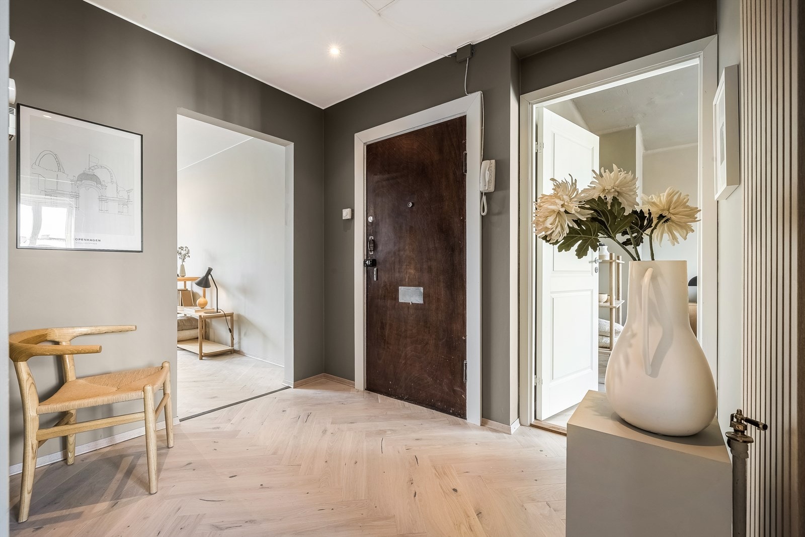 Velkommen inn til hyggelig entré av god størrelse. Galleribilde