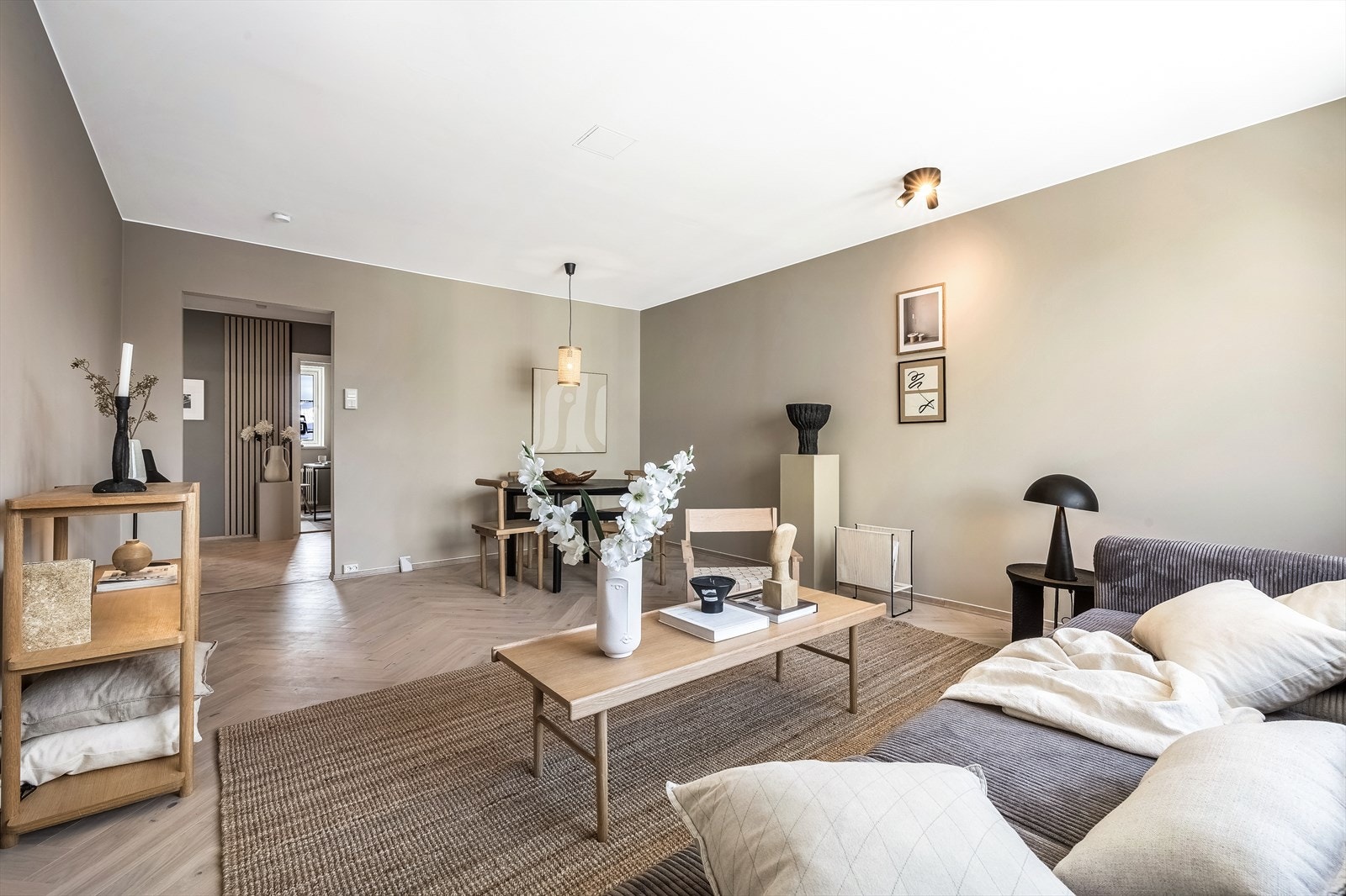 Leiligheten har blitt totaloppusset i 2023 og har detaljer som fiskebensparkett og spilevegg for gjennomført look. Galleribilde