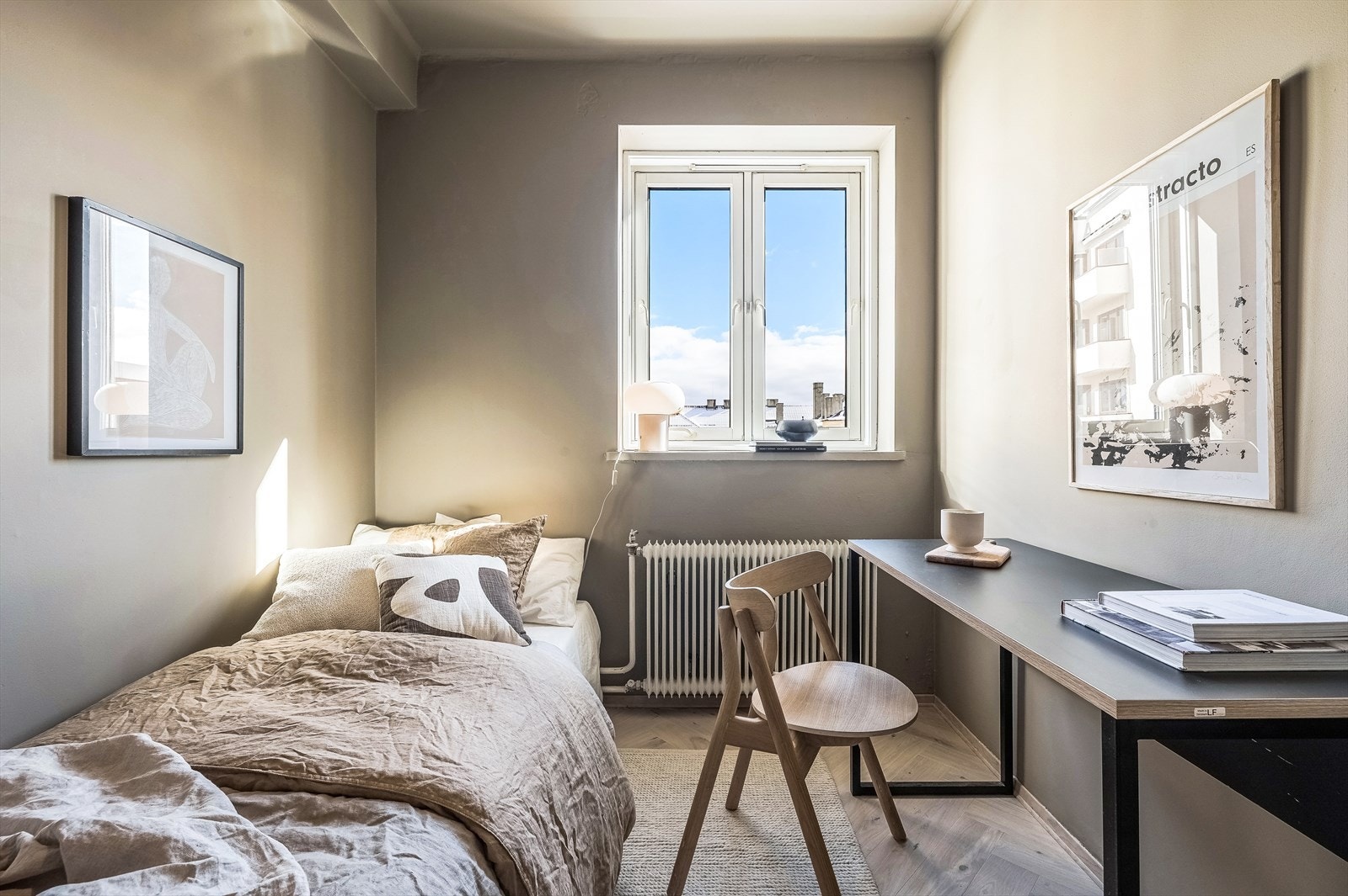 Soverom nr. 2. Begge soverommene ligger vendt mot rolig bakgård. Galleribilde