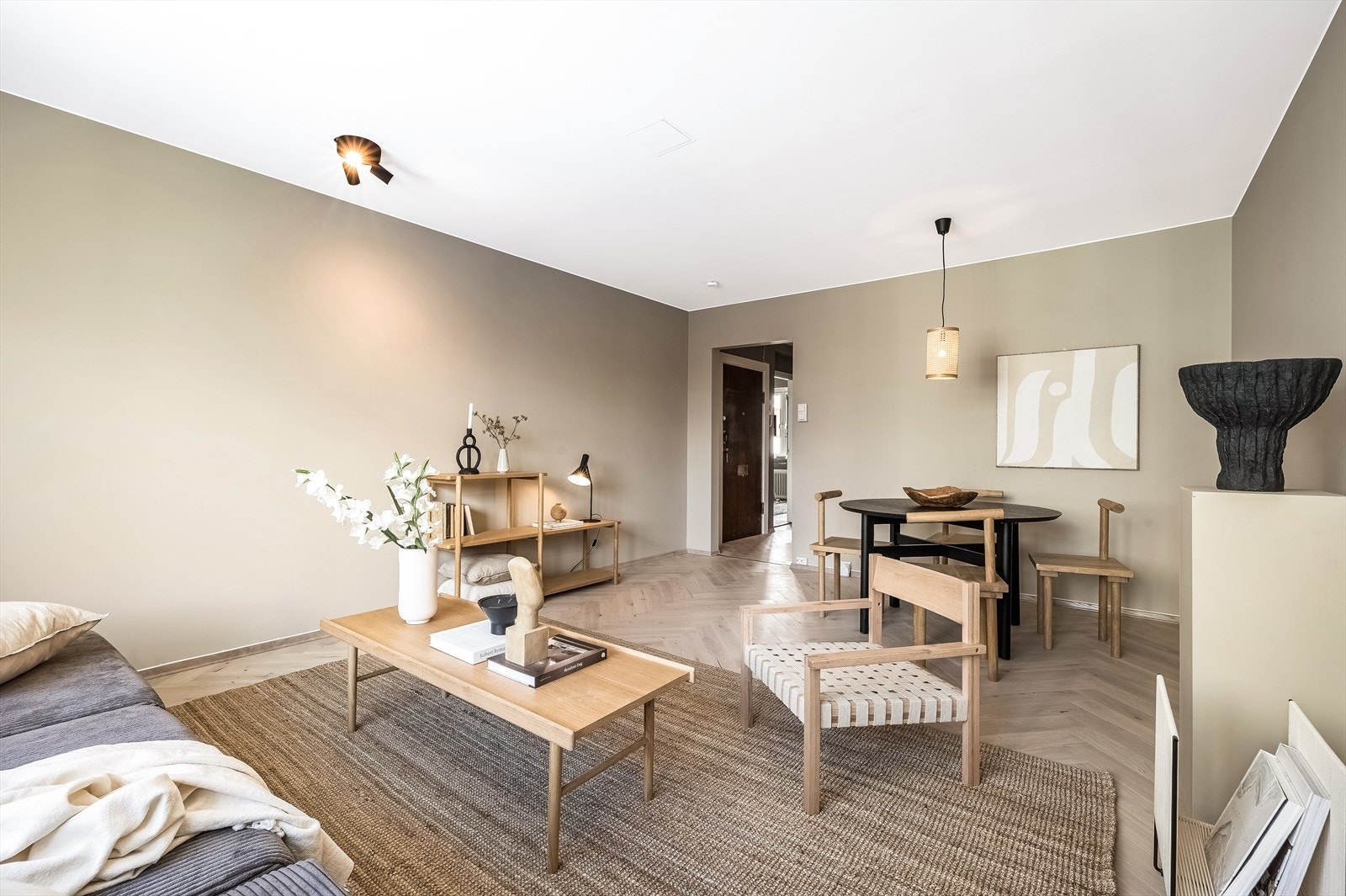 Godt med møbleringsmuligheter blant tidløst fargepalett og klassisk fiskebensparkett. Galleribilde