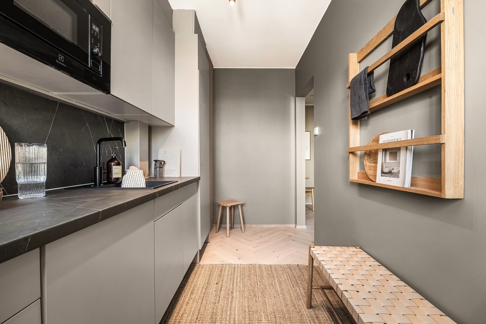 Her har du rikelig med skap- og benkeplass. Galleribilde