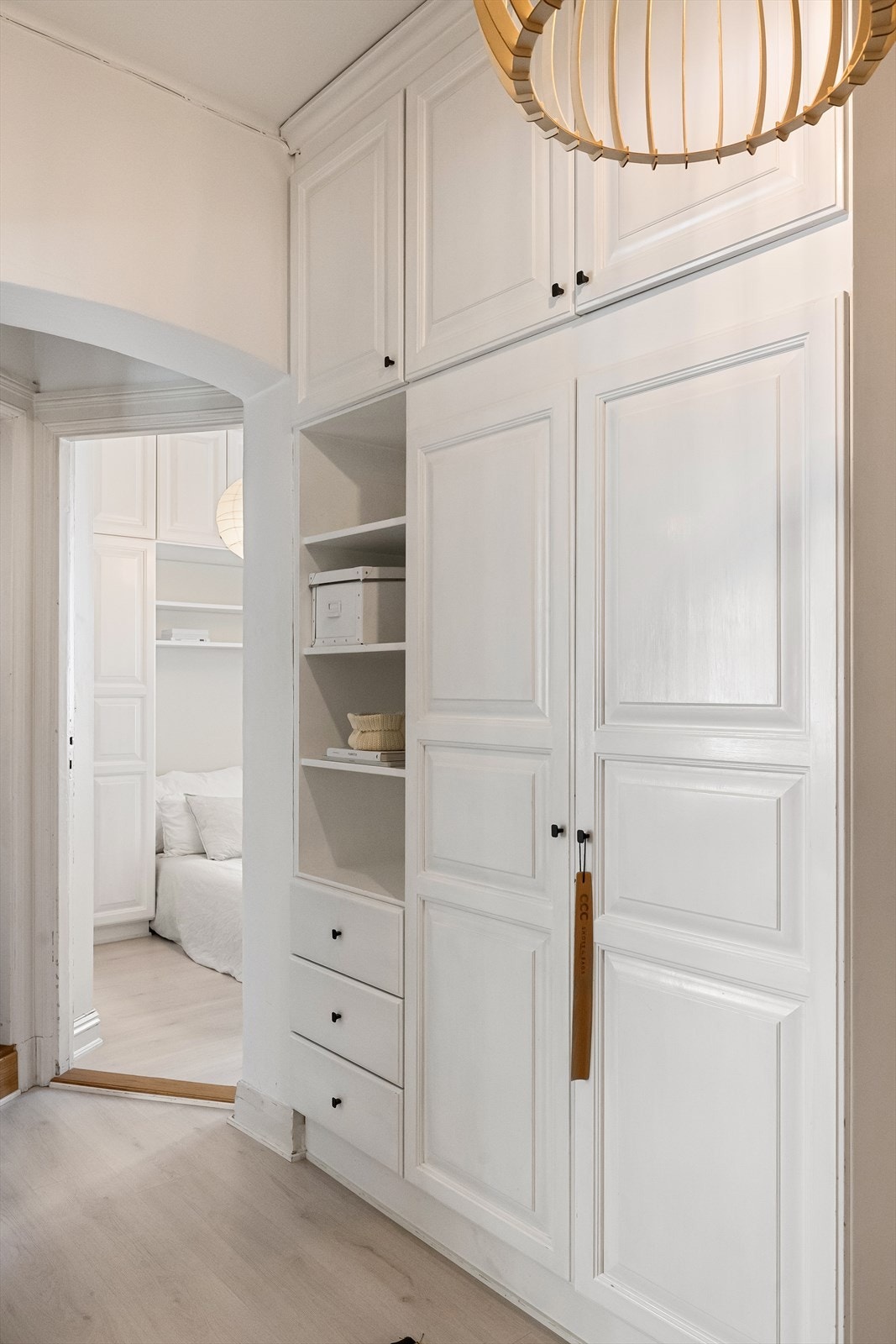 Entreen er romslig med god plass til oppheng av jakker og plassering av sko i plassbygd garderobe montert av møbelsnekker. Galleribilde