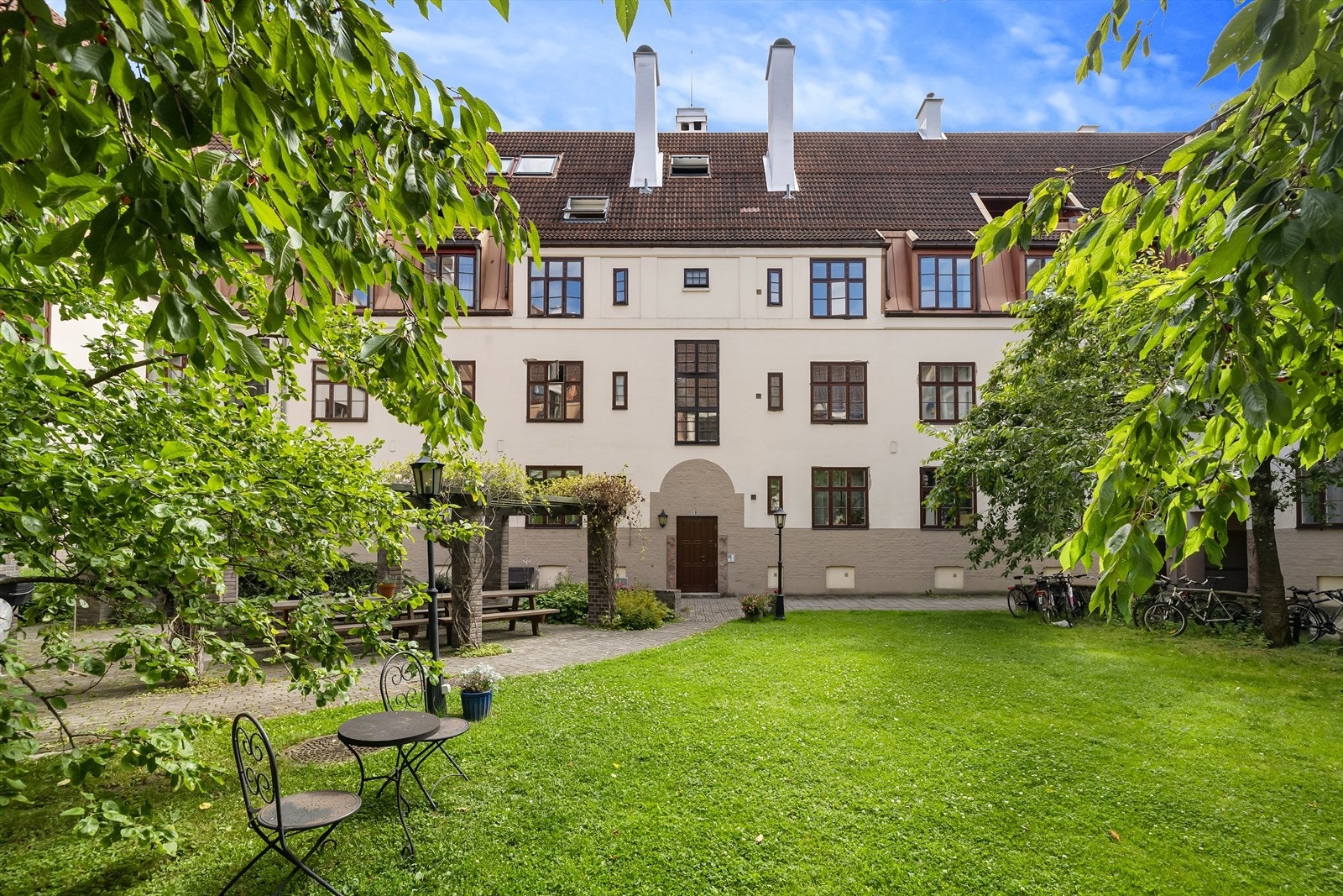 Alt av gartnerarbeid i bed gjøres frivillig av beboere, så dersom du ønsker å gjøre en innsats i hagegruppa er du velkommen til å ta kontakt med styret! Galleribilde