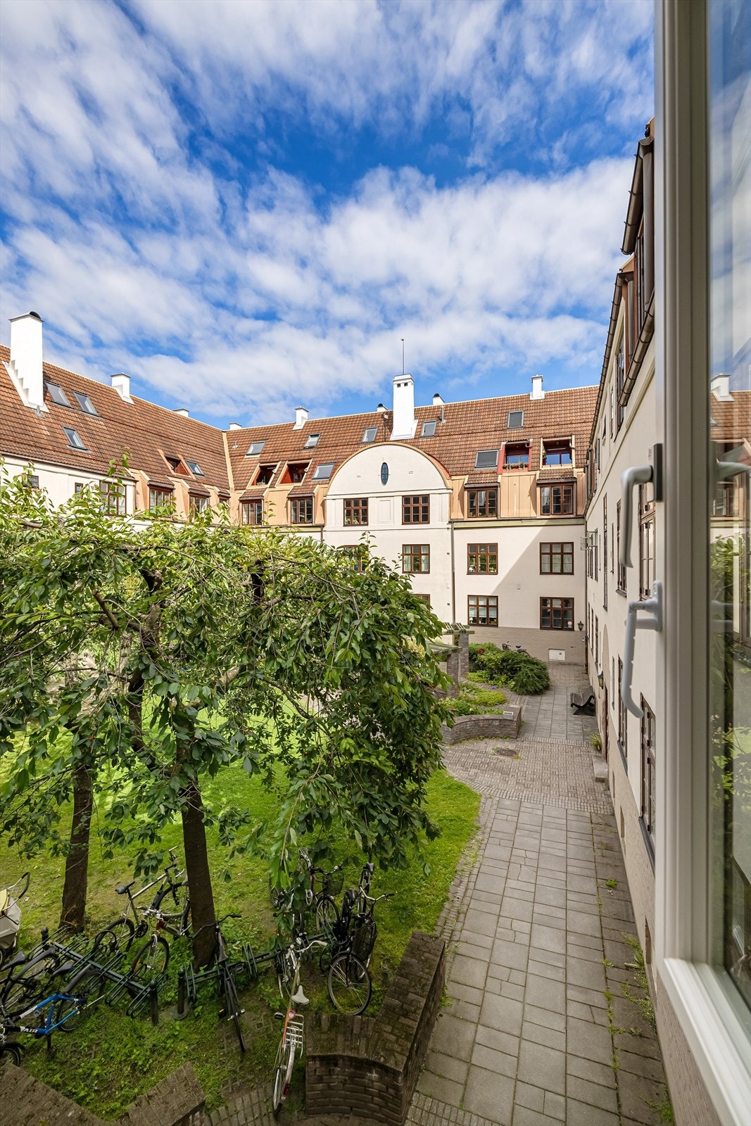 Rommet vender inn mot den rolige bakgården, og fra vinduet er flott utsyn til frodige trær og pent opparbeidede fellesarealer. Galleribilde