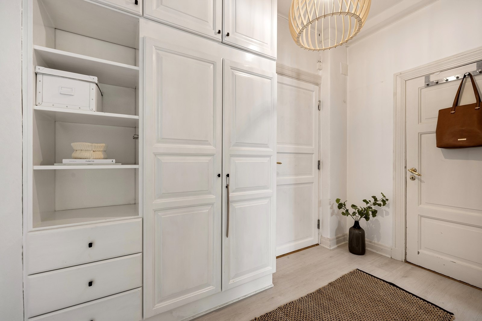Garderoben er i malt heltre og utnytter plassen godt med takhøy innredning. Leiligheten disponerer en romslig kjellerbod på ca. 5 m². Galleribilde