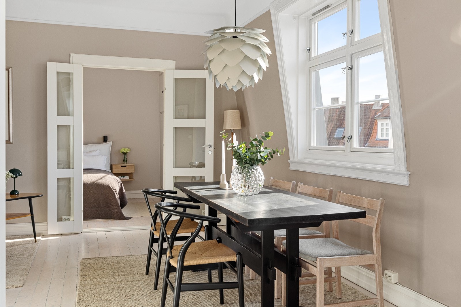 En lun, sjarmerende og særdeles lys 2-roms beliggende i en klassisk, vakker bygård med stor felles hage. Galleribilde