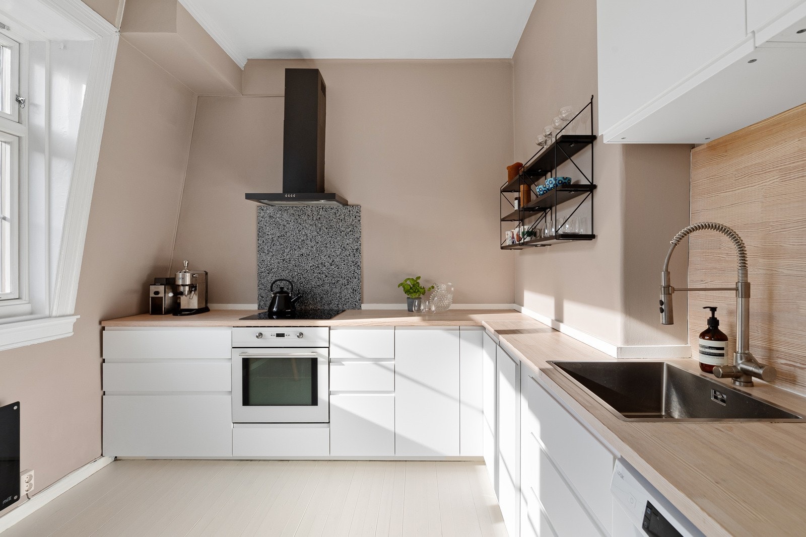 Stilren, moderne kjøkkeninnredning fra 2017 med en åpen løsning til stue som gir en god, kollektiv atmosfære. Galleribilde