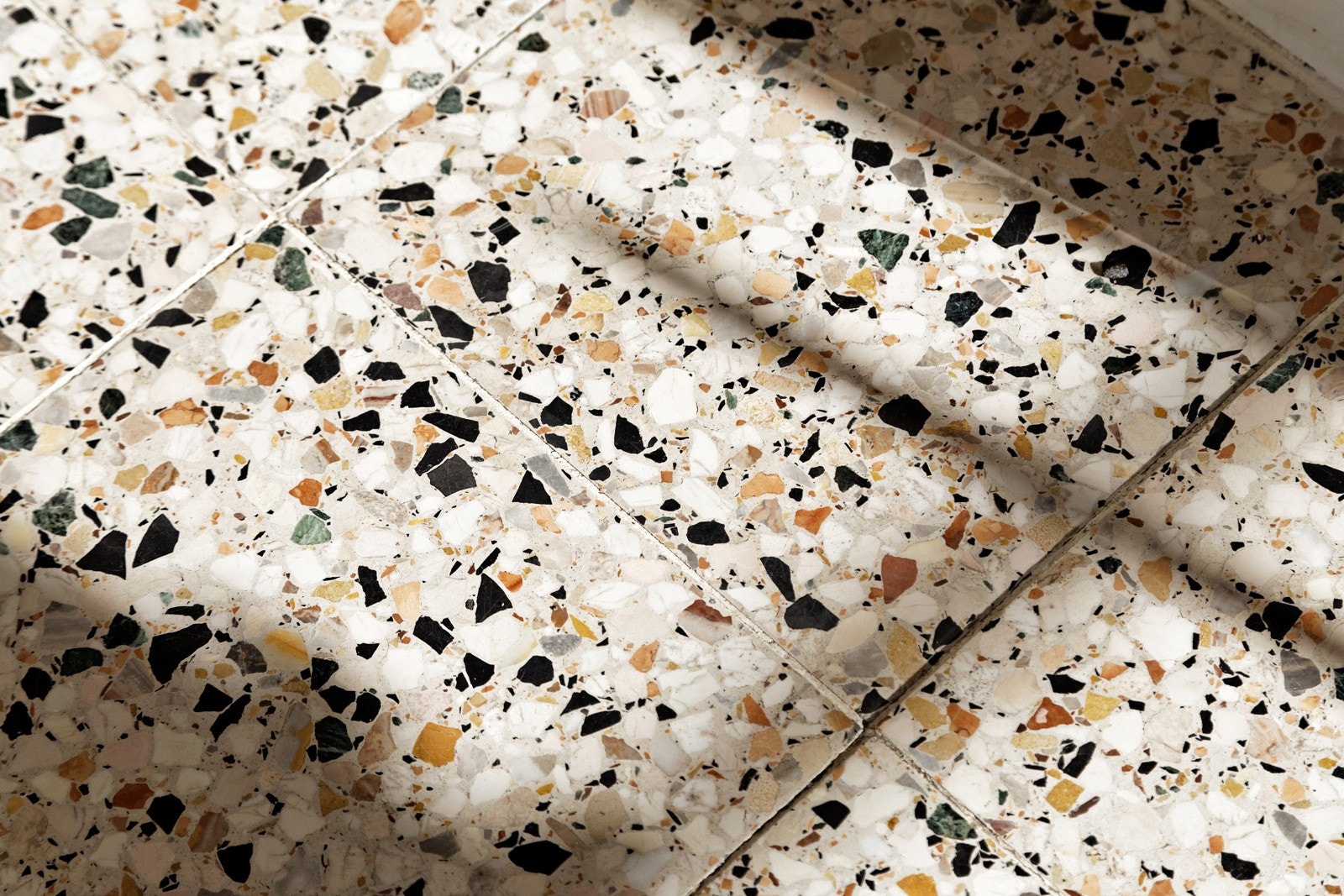 Flisene passer godt sammen med de lyse veggene, og gir et unikt førsteinntrykk av leiligheten. Galleribilde